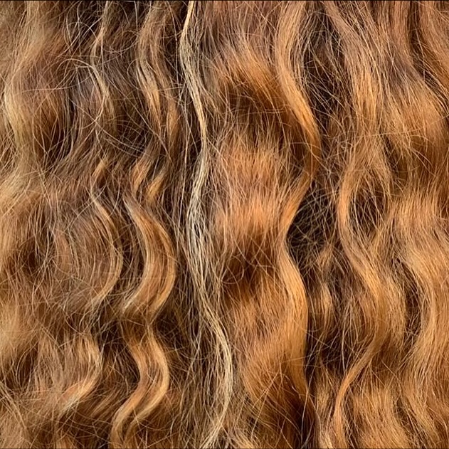 J’ai accompagné des dizaines de marques et d’entreprises dans la création ou la refonte de leur identité, la définition des valeurs ou l’univers visuel. Et pourtant quand il s’agit de créer sa propre identité de marque, ça devient très compliqué. C’est un mélange d’excitation et de vertige.
Il faut traverser différentes phases. Des heures de discussions et de réflexions, des dessins griffonnés, des moodboards étalés. Un immense merci à mon frère @antonio_a_t_o_fazio, avec qui j’ai collaboré plusieurs fois, c’est toujours d’une fluidité rare et qui m’a accompagnée dans ce processus. J’aime sa façon de penser, de creuser là ou moi je contourne. On se comprend vite et dans ce genre de création c’est précieux. J’ai passé des soirées à chercher le nom, à vérifier les noms de domaine, à tester des pseudos, des typos. Je me suis même imaginée dans mon studio de rêve, les matières, la deco, la lumière, l’ambiance, l’accueil. J’éprouvais le besoin de visualiser, comme pour donner vie à cette vision.
Petit à petit j’ai commencé à concrétiser ces idées. Concevoir un flyer, une carte de visite, développer un mini site web. Ils constituent l’ADN visuel de ma marque. Je mets en place doucement, pièce par pièce, sans precipitation. Ça prend beaucoup de temps. Parfois frustrant mais incroyablement enrichissant parce que je construis qlch qui me ressemble vraiment.
Je teste, j’ajuste, je m’approprie progressivement chaque élément. C’est un véritable travail introspectif. Explorer ses forces, faiblesses, paradoxes. Accepter de douter, essayer et ressayer encore, attendre. Apprendre à écouter sa propre voix/voie… et la laisser se poser.