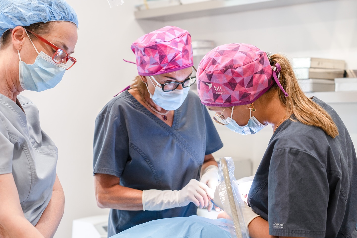 🦷✨ Un día en quirófano en Clínica Tresserra
Detrás de cada intervención hay mucho más que técnica:
hay preparación, coordinación y un equipo que trabaja con precisión y corazón 💙
👩⚕️ Cirugías planificadas al detalle
💬 Comunicación constante entre especialistas
🫶 Pacientes atendidos con calma, empatía y confianza
Cada paso importa. Cada sonrisa cuenta.
Así se vive un día en quirófano en Clínica Tresserra, donde la experiencia y la vocación se unen para cuidar de ti.
#ClínicaTresserra #CirugíaOral #DentistaBarcelona #EquipoTresserra #SaludBucal #odontologíaavanzada