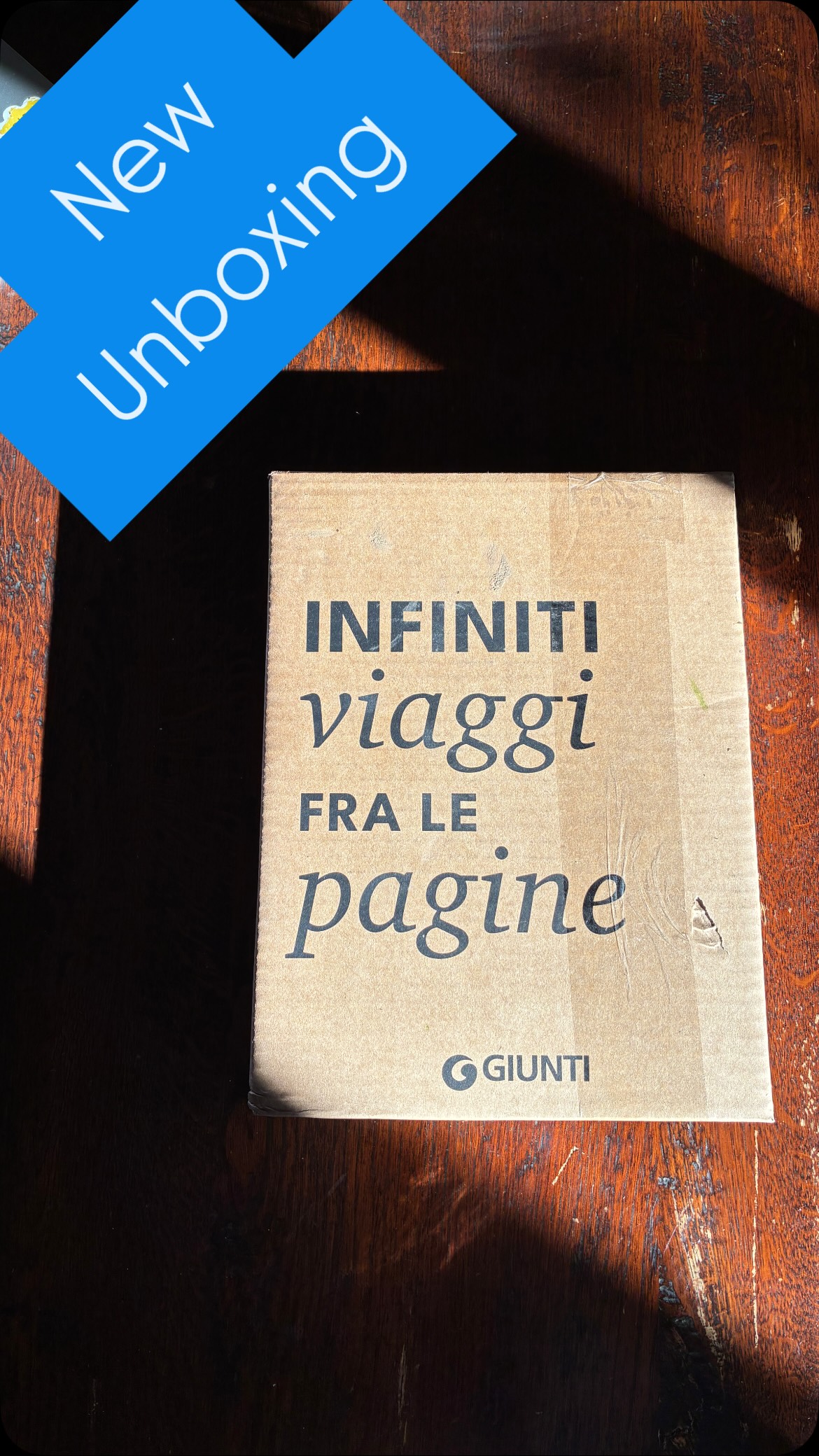 🌸 UNBOXING 🌸
Nuovi arrivi nella mia libreria 🤩
The Knight and the Moth di @rmgillig (@giuntieditore )
Lo conoscete? Lo avete già letto?
Io non vedo l'ora di immergermi in questa storia 🤩
🅃🅁🄰🄼🄰
Sybil Delling ha trascorso nove anni sognando di non avere sogni. Come le altre Divinatrici che vivono con lei nella Cattedrale, può prevedere cose terribili prima che accadano, e gente da ogni dove sfida le ventose brughiere del regno di Traum per farle visita e conoscere il futuro.
Proprio quando le Divinatrici sono vicine alla fine dei loro anni di servizio, un misterioso cavaliere bussa alla loro porta. Maleducato, eretico e diabolicamente affascinante, il cavaliere Rodric non ha rispetto per le visioni di Sybil. Ma quando le altre Divinatrici iniziano a scomparire una dopo l'altra, Sybil non ha altra scelta che chiedere il suo aiuto per trovarle...