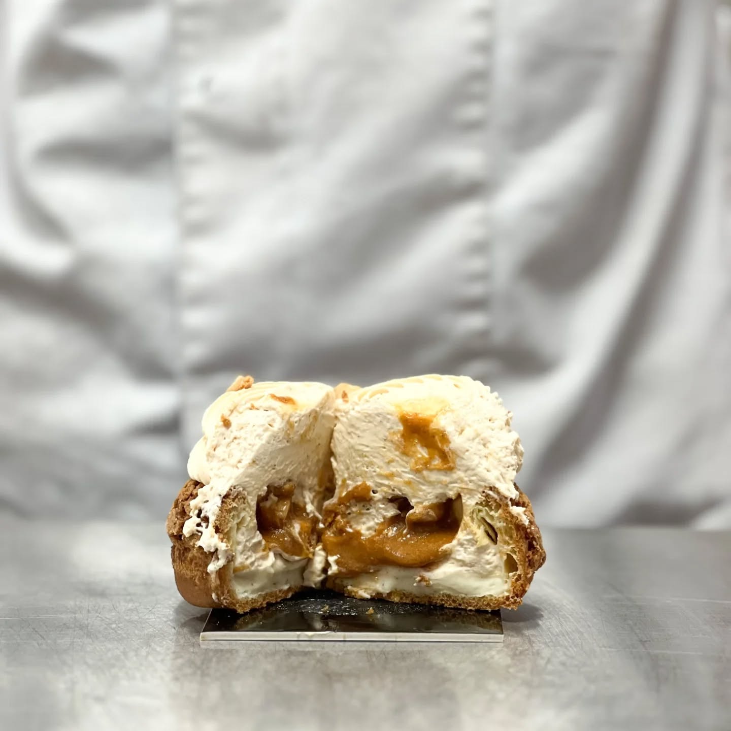 Le retour du chou façon Paris-Brest
Une revisite gourmande du grand classique.
PĂąte Ă chou craquelin, crĂšme vanillĂ©e, ganache pralinĂ© noisette et cĆur pralinĂ© maison.
Des textures fondantes, du croustillant, et la gĂ©nĂ©rositĂ© dâun vrai dessert de pĂątissier.
Ă retrouver dĂšs maintenant en boutique chez Jonathan Le PĂątissier.
Photo by @k_rolight_food