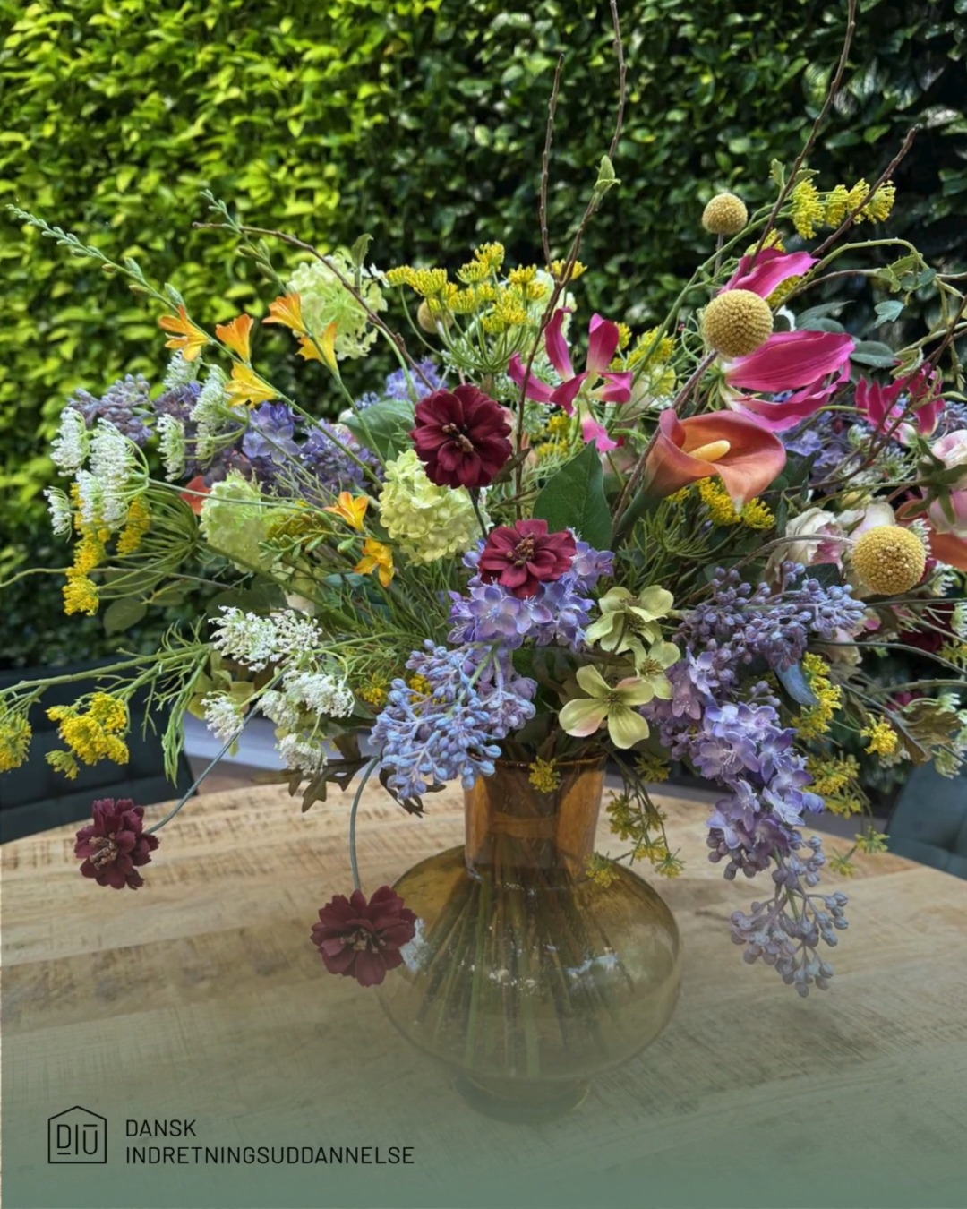 En inspirerende dag hos @jydsk 🌿
I dag har både nye og "erfarne" DIU-studerende været på besøg hos Jydsk – en dag fyldt med gode samtaler, inspiration og indblik i plantebranchen.
Vi elsker at bruge tid sammen med vores studerende og er priviligerede over at kunne besøge så mange spændende virksomheder rundt omkring i landet. Netværk og indsigt i virkeligheden er en vigtig del af at blive en dygtig indretningsarkitekt – og det er præcis dét, vi prioriterer hos DIU. 💛
Tak for en skøn og inspirende dag!