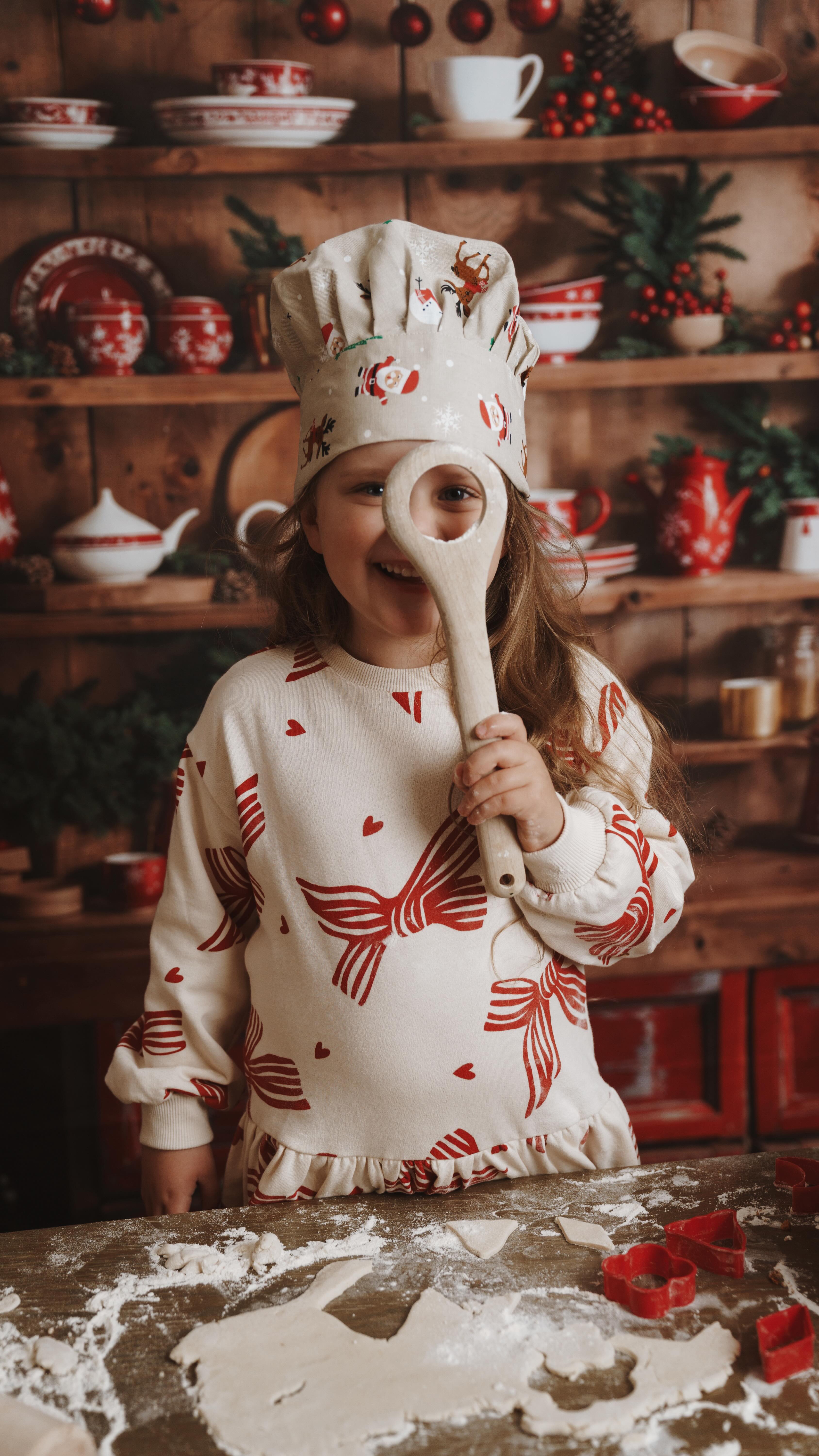 Mit Herz gebaut. Für Erinnerungen gemacht. ✨
Jedes Jahr stecke ich so viel Herz in diese Weihnachtssets – damit eure Erinnerungen warm, festlich und voller Magie bleiben. 🎄✨
Viele von euch kommen mittlerweile jedes Jahr zu mir… und genau das berührt mich so sehr. Aus einem kleinen Shooting wird eine Familientradition.
Kinder, die früher kaum sitzen konnten, stehen nun stolz vor der Kamera und erzählen mir vom Christkind. ✨
Es geht nicht nur um Bilder.
Es geht um Momente, die nie wieder so sein werden.
Um Lachen, das viel zu schnell groß wird.
Um Erinnerungen, die bleiben. ❤️
Danke, dass ich euch dabei begleiten darf.
Ich freue mich schon auf dieses Jahr mit euch. 🎁
#weihnachtsshooting
#minishooting
#weihnachtsminis
#familienfotografie
#kinderfotografie
#babyfotografie
#familienmomente
#echteerinnerungen
#weihnachtszauber
#weihnachtszeit
#weihnachtenmitkindern
#erinnerungenfürimmer
#liebeimdetail
#weihnachtsbilder
#fotografinmitherz