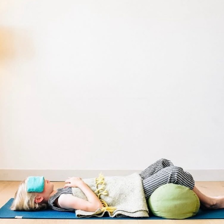 Le coussin d’aromathérapie pour les yeux.
Ce coussin pour les yeux en est conçu pour offrir un poids léger et une couverture pour les yeux et le troisième œil, connus pour réguler le système nerveux et déclencher une réponse de relaxation musculaire et mentale. Pour adultes et enfants. Ma fille de 12 ans et mon fils de 7 ans utilisent ses coussin de relaxation régulièrement.
Rempli d’un mélange apaisant de lavande et de graines de sarrasin biologique. Parfait pour toutes les membres de famille.
Ce coussin est le complément idéal à votre rituel de relaxation ou de sommeil. Fabriqué en Bretagne avec soin et l’amour.
Contactez-moi si tu veux un pour toi ou tes enfants.
.
.
.
#antistress #coussinrelaxation #accupressure #aromatherapy #yoga #meditation #relaxation #lacherprise #detente #relaxationprofonde #lavender #evisolayoga #couture #machineacoudre #yogafrance #yogabretagne #dinan #dinanagglomération #dinard