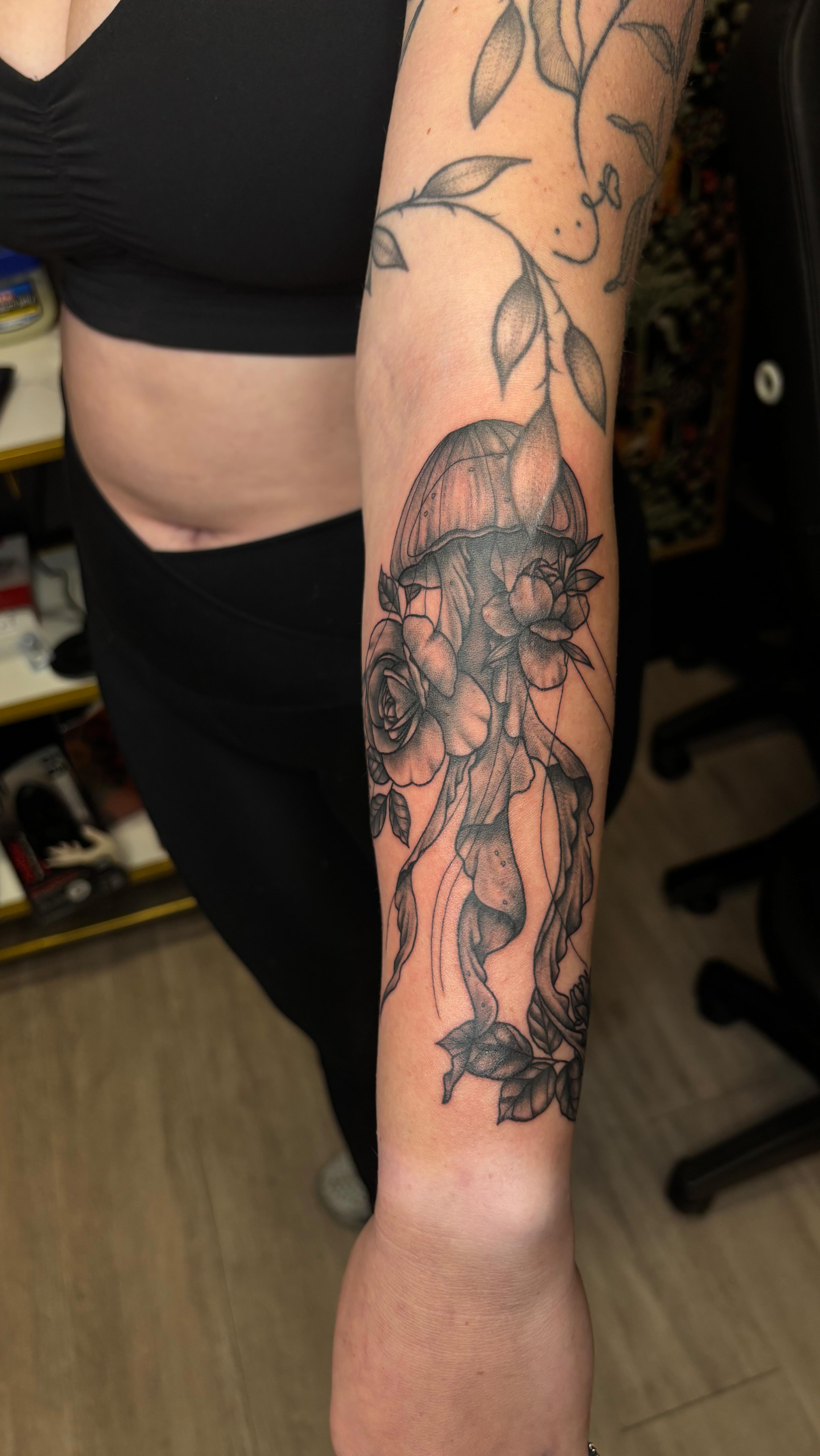 I love doing custom pieces!! Thank you @aabbyyy_ for trusting me with your idea! My girl from day one!
#sanantoniotattooartist #femaletattooartist #customtattoo #floraltattoo #jellyfishtattoo