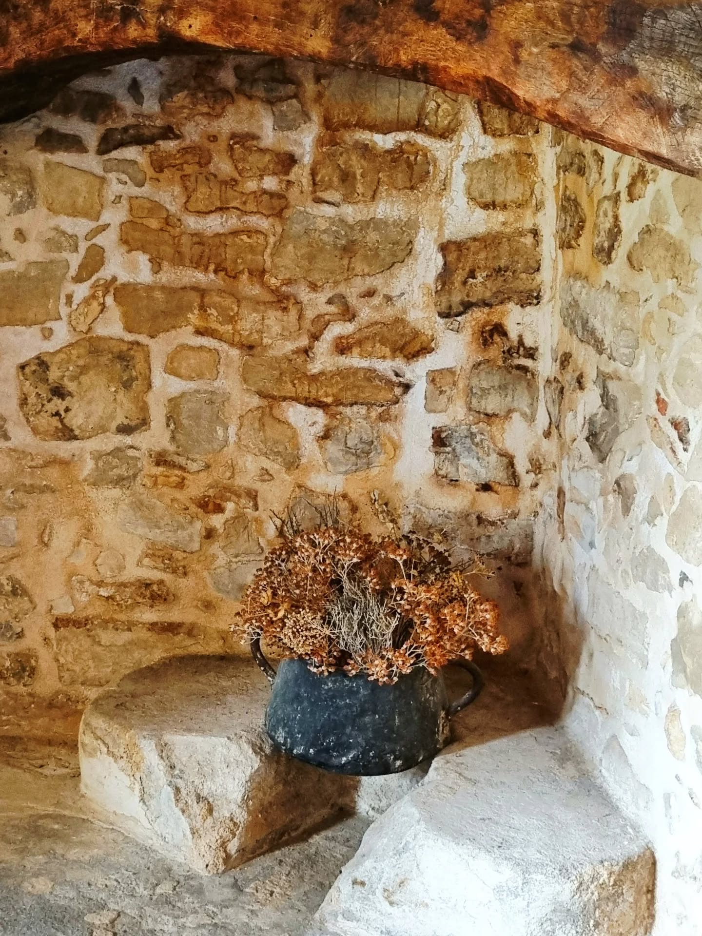 Someone made this beautiful dry bouquet in the fireplace❤️
We loved it
Wonder who made it