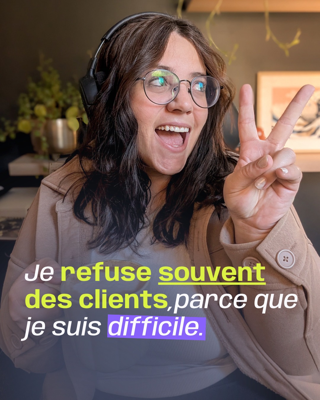 J’ai longtemps pensé que “dire non à un client”, c’était mal vu. Qu’il fallait toujours être disponible, arrangeante, “ouverte”.
Mais la vérité, bin c'est que je suis difficile dans ma sélection de client.
Pas parce que je me pense meilleure.
Parce que j’ai compris que travailler avec n’importe qui, c’est le meilleur moyen de pas être heureux.se dans son entreprise (autant pour moi, que pour mes clients).
👉 Je veux travailler avec des gens respectueux.
👉 Des gens qui comprennent que mon temps a une valeur,
👉 qui voient la comptabilité comme un travail d’équipe,
👉 et qui sont reconnaissants de ce qu’on bâtit ensemble.
J’ai déjà pris des mandats où je sentais, dès le premier appel, que ça le fittait pas tant. Et j'aurais du m'écouter.
Ça jamais été un problème de chiffres : c’était un problème d’énergie. Ça matchait pas.
Aujourd’hui, je préfère dire non à un contrat qui m'intéresse moins, que oui à une collaboration qui, je le sais, va finir par épuiser mon énergie.
Parce que mon énergie, c’est mon outil de travail.
Autant que mes logiciels ou mes compétences.
Pis si ça fait de moi une “comptable difficile”… ben parfait.
Parce que je préfère être difficile à booker que de regretter une collaboration.
Toi, trouves-tu que tu dis "oui" trop souvent ? 🫣