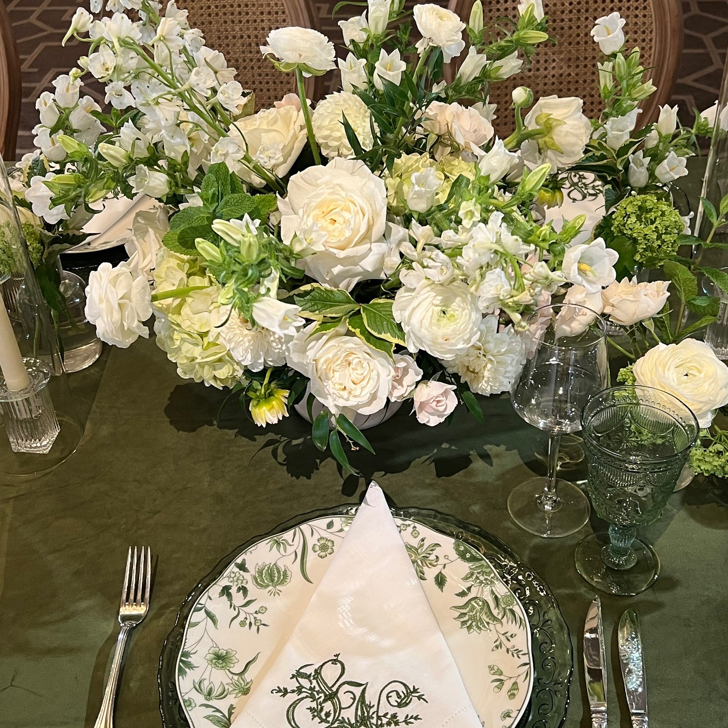 As we repurpose for the final time this season, we are reminded of how grateful we are for donors like Nicole & Sean who shared their wedding florals, designed by @hanafloral. These beautiful white and green stems brought so much joy, by way of new bedside arrangements, to the patients at Ludlowe Center for Health & Rehabilitation. Thank you, Nicole & Sean, Yumiko and Lisa @nightingale_events for making this donation happen.👏 And a big shout out to our amazing volunteers who pickup, repurpose and re-deliver flowers week in and week out!🎉@nikkkib12