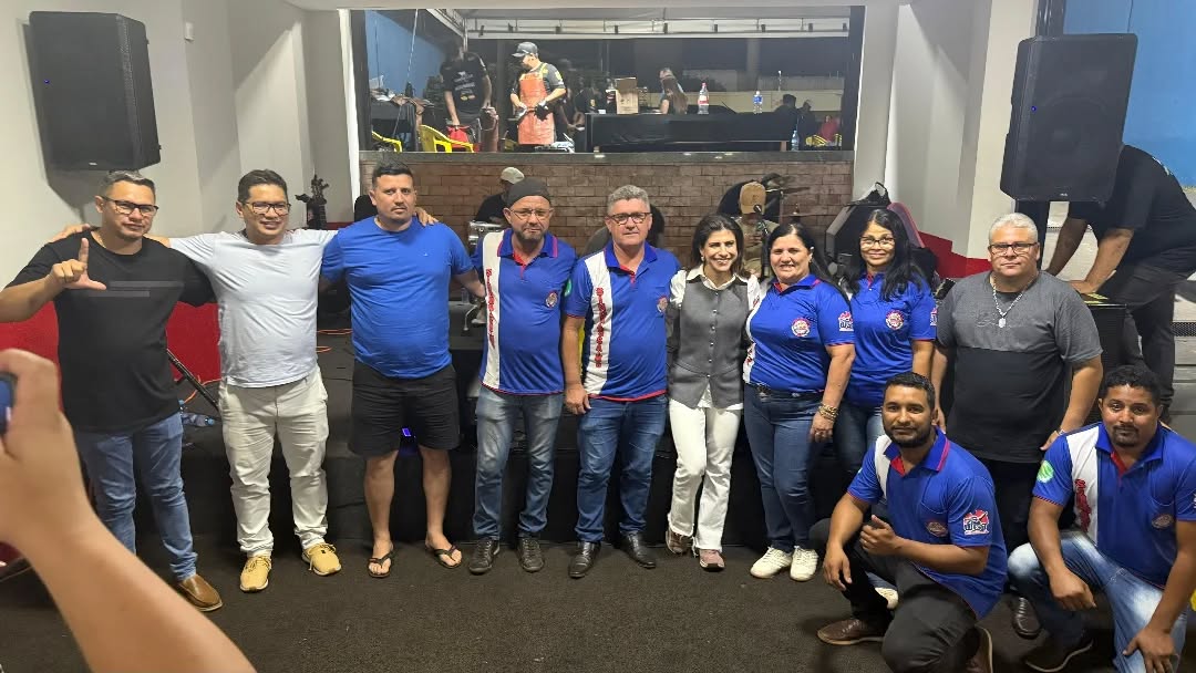 🗳️ ☑️ "QUEM LUTA POR VOCÊ, MERECE SEU VOTO!" - CHAPA 1 É EMPOSSADA E CELEBRA VITÓRIA HISTÓRICA! 🗳️☑️
A força da união foi a marca da celebração de posse da nova diretoria do SINDMASSA MS!
Após a vitória expressiva com 98% dos votos válidos, o slogan "Quem luta por você, merece seu voto!"
Se materializou na festa que reuniu a categoria e importantes aliados no Mato Grosso do Sul.
O evento, que consolidou a recondução do presidente Fábio Bezerra, foi muito mais do que uma posse: foi uma demonstração da união das forças políticas, sindicais e sociais do nosso estado.
Tivemos a honra de receber a Deputada Federal do PT Camila Jaras, que prestigiou a nova diretoria e reforçou seu compromisso com as pautas dos trabalhadores.
Agradecemos também a presença fundamental dos companheiros da Força Sindical e da CUT, além dos representantes do Sindicato dos Vigilantes de Campo Grande e do Sindicato dos Metalúrgicos de Campo Grande.
A presença de vocês fortalece a luta conjunta entre as categorias.
A nova diretoria do SINDMASSA MS inicia seu mandato com apoio robusto e a certeza de que a união é o único caminho para a vitória.
Parabéns a todos os empossados!
A luta continua!
#SINDMASSAMS
#QuemLutaPorVocêMereceSeuVoto
#Chapa1
#PosseDiretoria
#FábioBezerra
#CamilaJaras
#MovimentoSindical
#UnidadeSindical
#ForçaSindical
#CUTMS
#SindicatoDosVigilantes
#SindicatoDosMetalurgicos
#MatoGrossoDoSul
#TrabalhadoresDaAlimentação
#LutaDosTrabalhadores