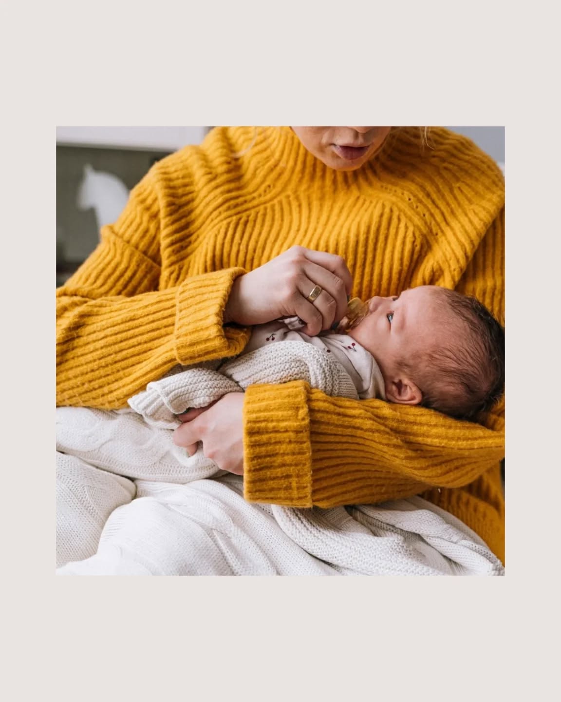 Wel of geen fopspeen? 👶🏻
Een terechte vraag! 🤔
Bij baby’s met een sterke zuigbehoefte biedt een fopspeen een troostend effect. Ze vinden vooral troost in het sabbelen 😇, ook als ze geen honger hebben.
We zien ook vaak dat een tutje bij een prematuur geboren baby soms net aangeraden wordt. Het sabbelen kan hun zuig- en slikreflex trainen 💪🏼
Wat sommige ouders ook merken is dat het zuigen op een fopspeen kan helpen bij krampjes 🤞🏼
❗️Belangrijk is dat het enkel best als hulpmiddel gebruikt wordt! En dus zeker geen oplossing mag worden bij huilen door honger of een vuile pamper! Op die manier voorkom je dat je kindje er te afhankelijk van wordt.
Fopspeen en borstvoeding: gaat dat samen? 🤱🏽
Ja, maar het moment van introductie is heel belangrijk! Je wacht best tot je borstvoeding heel goed op gang is. Zo voorkom je tepelkloven, ‘speenverwarring’ 🤯 of borstweigeren. Soms kan dat wel enkele weken duren.
Fopspeen: slecht voor het gebit? 👄
Soms wel. Het is vooral belangrijk hoe lang en hoe vaak je het tutje gebruikt. Langdurig en veelvuldig gebruik (ver na 18 maanden) kan risico op scheefstand van tanden vergroten. Vooral als de speen niet goed past bij de mondontwikkeling van je kindje. Het wordt geadviseerd om het gebruik uiterlijk tussen 1,5 en 2 jaar af te bouwen.
Welke speen is dan het beste? 🤔
De voorkeur gaat uit naar orthodontische speentjes. Die zijn speciaal ontworpen om de natuurlijke vorm van het verhemelte te volgen en zo min mogelijk druk uit te oefenen op het tandvlees, het gehemelte en de kaak. Te veel en te langdurige gebruik door een te harde of een slecht passende speen kan leiden tot vervorming van het gehemelte! Zo ontstaat er minder plaats voor doorkomende tandjes 🦷
De meeste fopspenen zijn gemaakt uit siliconen of rubber. Beide hebben hun voor – en nadelen.
✔️ Siliconen spenen zij steviger en vormvast. Ze blijven goed in model, ook bij langdurig gebruik.
✔️ Rubber spenen zijn zachter en flexibel, en worden van natuurlijk materiaal gemaakt. Na enige tijd kunnen ze wel vervormen en extra druk op gehemelte en kaak geven.
Extra tip: Vervang het speentje regelmatig, zeker bij beschadiging.
Succes! 🍀