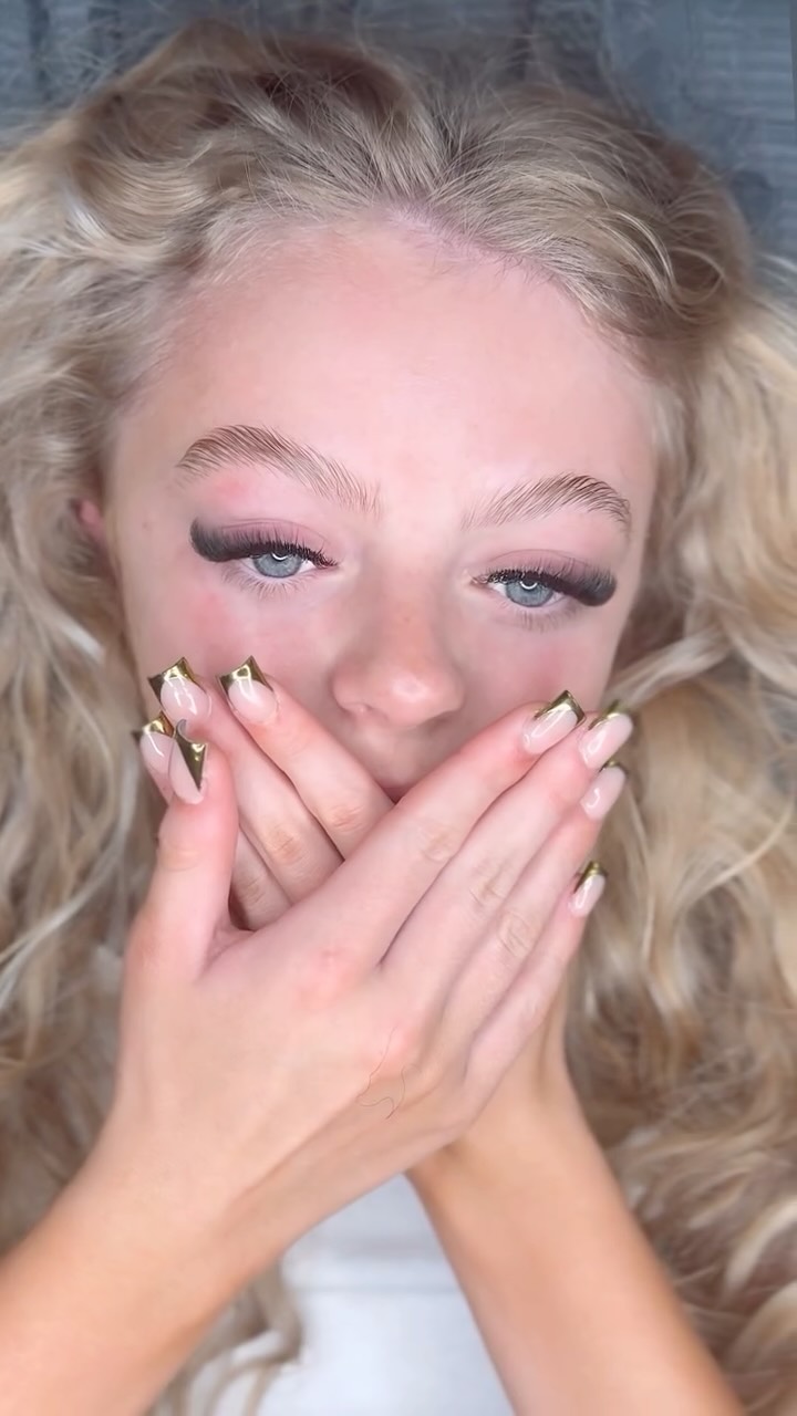 Full, fluffy lashes in just 1 hour ⏰
#ombrebrows #lashextensions #lashes #bristol #browtattoo #pmu #wispylashes #russianvolume #fyp #lbsensei #beautycourses