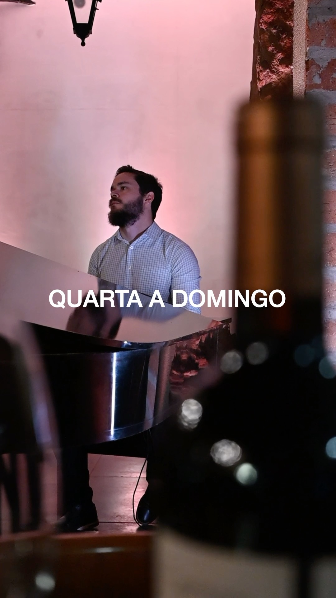 Hoje é dia de piano na Villa.
De quarta a domingo, o som do piano acompanha a nossa irresistível pizza retangular: uma combinação perfeita pra suas noites especiais.