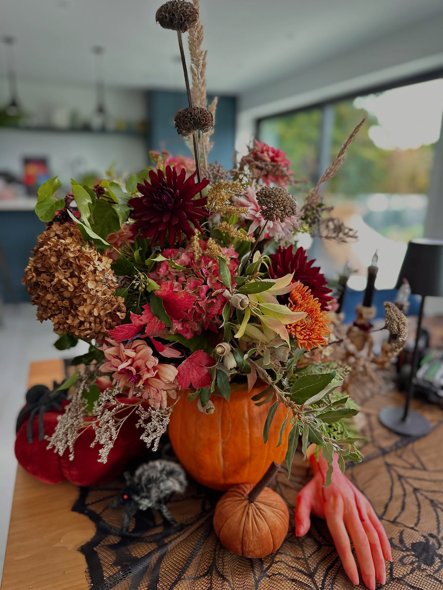 Pumpkins galore! We love going pumpkin picking for the perfect sized ones for our workshops. This first one was a perfect centrepiece for our Haloween party at the weekend - filled with autumn foliage, hydrangeas, dahlias and chrysanthemums.
#pumpkinflowers #flowerworkshop #bedfordflorist #seasonalflowers #britishblooms