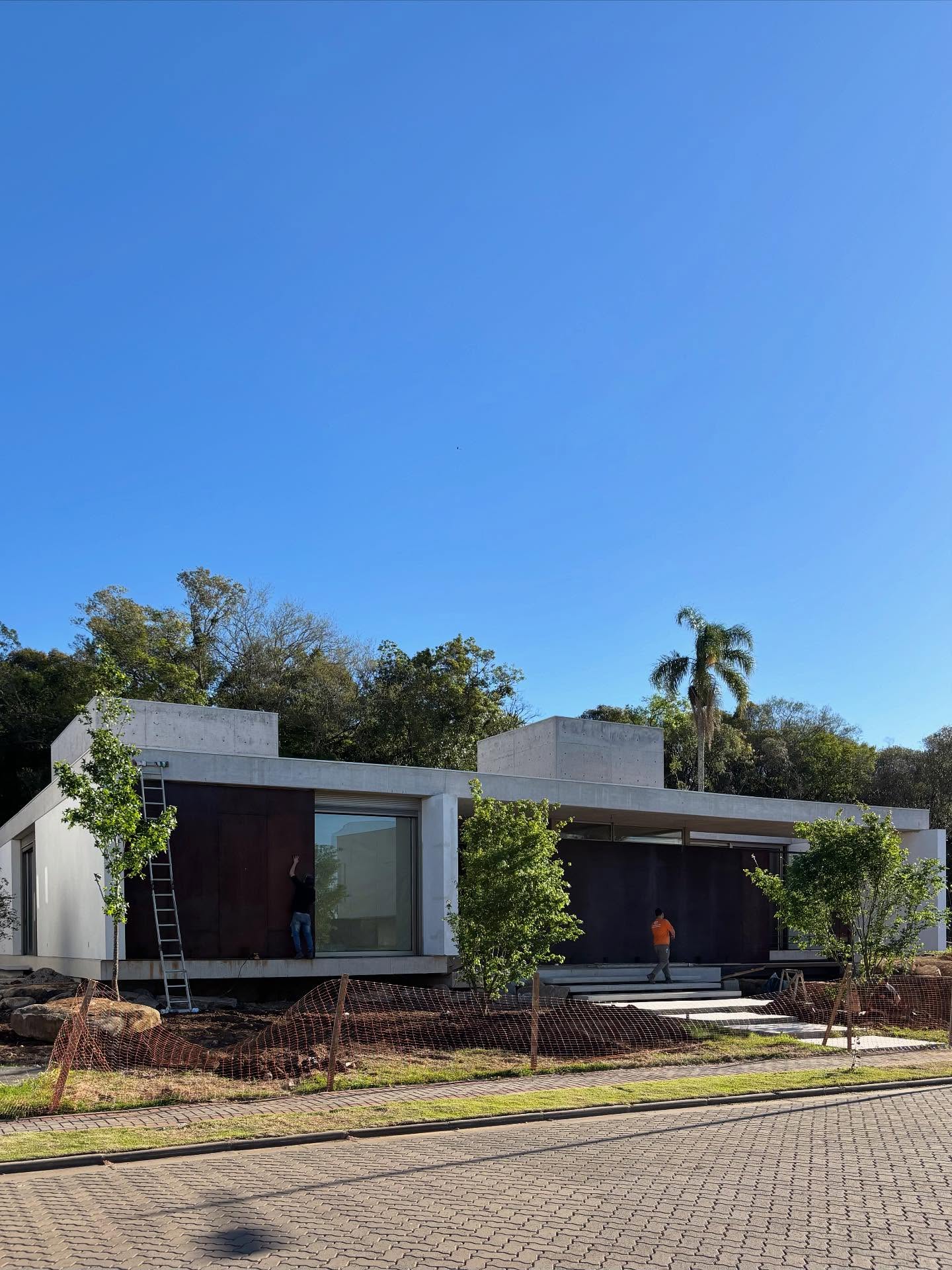 Estamos avançando para a fase final da Casa Sassi, com a implantação do paisagismo.
#galeria733 #architecture #casabrasileira #houses #archlovers #contemporaryhomes #concretoaparente #galeria #diseño #açoconten #steel #landscapingdesign
contato@galeria733.com.br
____________________________________________
GALERIA 733