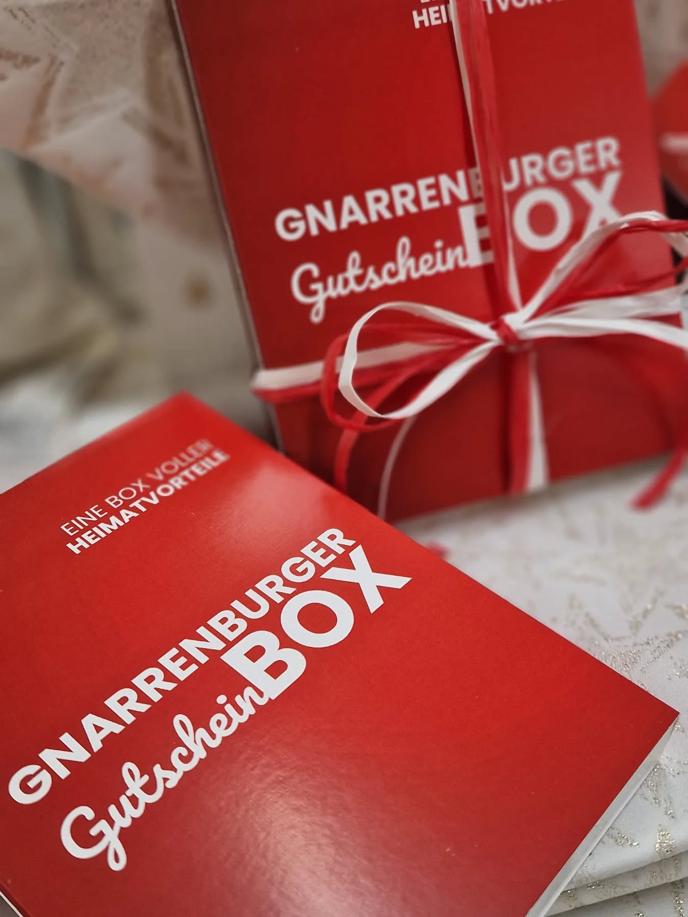 Da sind sie, unsere Gnarrenburger Gutscheinboxen. 🥰
19 Gutscheine & Coupons im Wert bis zu 250€ für je 16.95€.