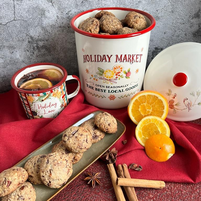 Cowboy Cookies
Unsere alljährliches „Yellowstone“ (Serie mit Kevin Costner 🥰) Mädels Weekend ist schon 2 Jahre her.
Trotzdem wollten wir es uns nicht nehmen lassen ein passendes Rezept dazu zu posten - Cowboy Cookies. Einfach lecker, knusprig und schokoladig.
Zutaten für ca. 34 Stück:
315 g Mehl
1 TL Natron
¾ TL Salz
225 g Butter, weich
315 g brauner Zucker
2 Eier
1 EL Vanilleextrakt
150 g Haferflocken
50 g Kokosraspeln
340 g dunkle Schokolade, grob gewürfelt
150 g Pekannüsse, grob gehackt
Zubereitung
Backofen auf 180°C Ober-/Unterhitze vorheizen.
In einer Schüssel, Mehl, Natron und Salz vermengen und beiseite stellen.
In einer weiteren Schüssel die Butter mit dem Zucker schaumig schlagen. Eier und Vanilleextrakt dazugeben und nochmals aufschlagen.
Mehlmischung hinzufügen und kurz unterrühren.
Haferflocken, Kokosrapeln, Schokolade und Pekannüsse hinzufügen und gut vermengen, am besten geht dies von Hand.
Den Teig in ca. 3-4 cm grosse Kugeln formen, auf ein mit Backpapier belegtes Blech legen und leicht flach drücken.
Achtet darauf, dass genügend Abstand zwischen den Kugeln ist, da die Cookies noch etwas auseinander gehen.
Die Cookies für ca. 14-15 Minuten in der Mitte des vorgeheizten Ofens backen, bis sie am Rand etwas braun werden. Cookies aus dem Ofen nehmen und auf dem Blech ein paar Minuten ruhen lassen. Dann auf einem Gitter fertig auskühlen lassen und geniessen.
En Guete !
#thekitchenwitches #cookies #yellowstoneforever #yellowstoneseries #kevincostner #plätzchen #guetzli #mädelsabende #cookie #cookielover #plätzchen #plätzchenzeit #cookierecipe #lecker #backery #backenmitliebe #backenmachtglücklich