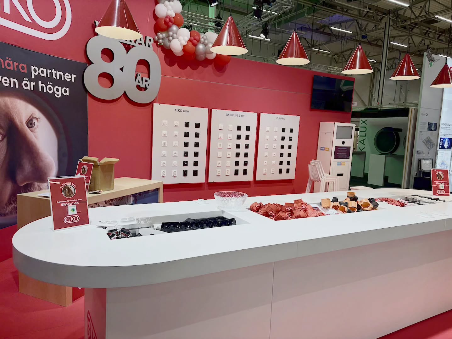 Ballonger behöver inte alltid stå i centrum, ibland är de bara pricken över i:et 🎈
Till Elmässan i år skapade vi en organisk ballongbåge i rött, vitt och silver, en subtil men festlig detalj som hjälpte till att sätta stämningen i montern 🎈
Monter av @ratiusmassbyra
#ballongdekor #eventdekor #event #ballonger #ballongbåge #creativecelebrations #mässmonter #elmässan