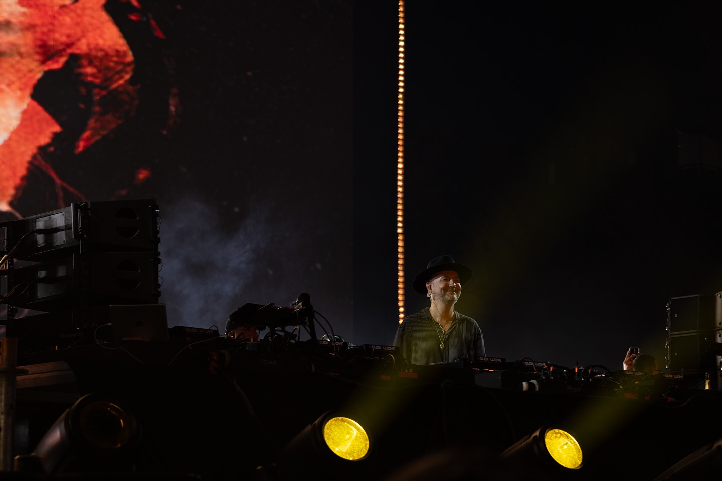 ▪️ Evento: @ritvales_
▪️Organiza: @breakfast_live
📌Nota completa en Bloggaleriadearte.com
Escenario Metro, la joya de la corona a nivel conceptual. Fue una renovación total que evocaba los suburbios industriales de los 90, cuna del techno underground. Su diseño crudo y la estética de “música escondida” fue un triunfo.