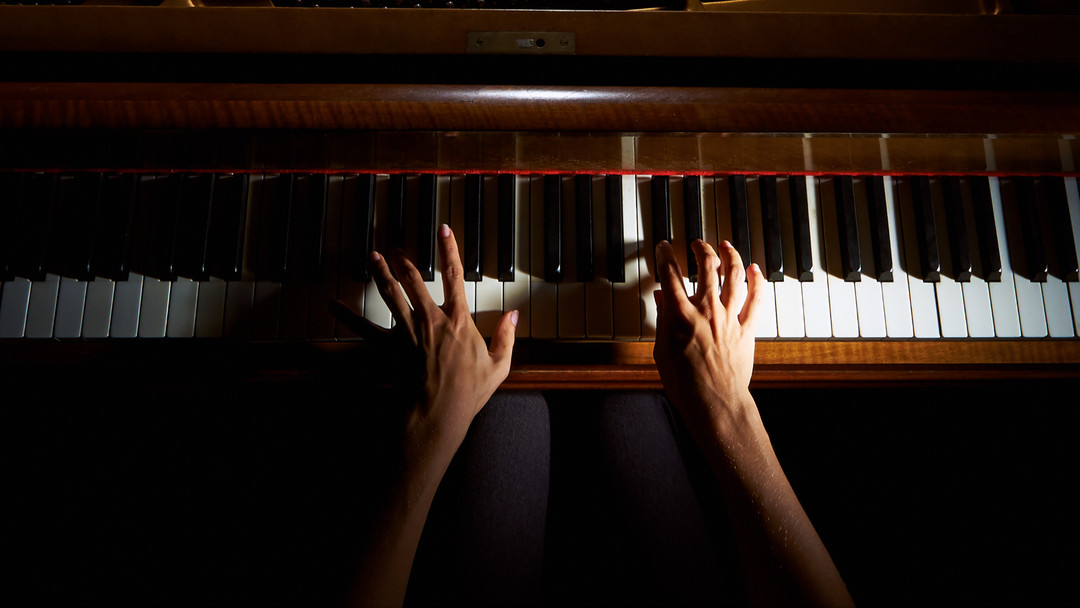 Ever wondered why playing the piano isn't the same as practicing? We guide pianists of all levels to master this essential distinction for purposeful practice techniques.
Learn how to improve your daily practicing today. Check out link in bio or https://www.shawnongpianostudio.com/post/why-playing-piano-isn-t-the-same-as-practicing👉
#PianoPractice #PianoLessons #LearnWithPurpose
Piano Tips | Piano Teacher | Music Studio | Student Practice | Sg Parents | Tips | Recommendations | Piano Techniques | Musical Journey | Parents | Kids Lessons | Adult Lessons