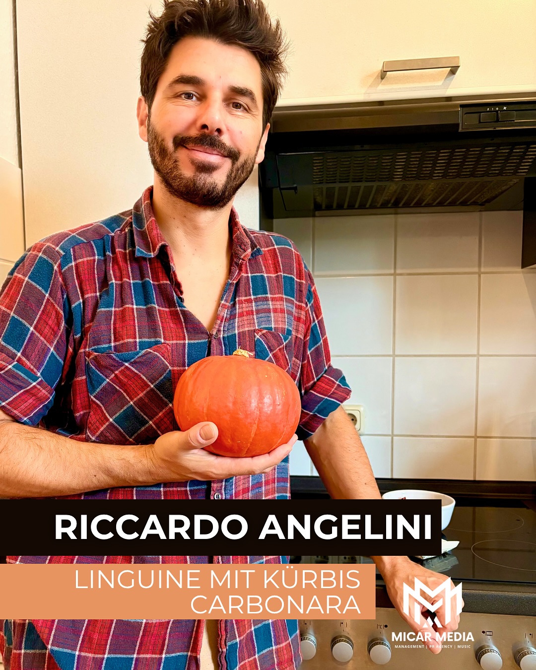 Riccardo Angelini kocht: Linguine mit Kürbis-Carbonara!
Wenn’s draußen düster wird, kommt bei Schauspieler @riccardo_angelini_actor echtes Soulfood auf den Tisch:
eine cremige Kürbis-Carbonara mit Linguine, Parmesan & getrockneten Tomaten – schnell gemacht, vegetarisch & perfekt für Halloween! 🍝✨🎃
Ein herbstliches Wohlfühlgericht, das nicht nur gut schmeckt, sondern auch optisch begeistert. Kürbis, Pasta, gute Laune – mehr braucht’s nicht. 💛
👉 Nachkochen? Geht ganz easy. Mehr dazu im Post.
📸 Fotos: @micar_office
#MICARMEDIA #RiccardoAngelini #Herbstküche #Kürbisrezepte #HalloweenDinner #CarbonaraLove #VegetarischGenießen #LinguineLovers #SchauspielerKocht #ItalianVibes #Herbstgenuss #CookingWithLove #MICARFamily