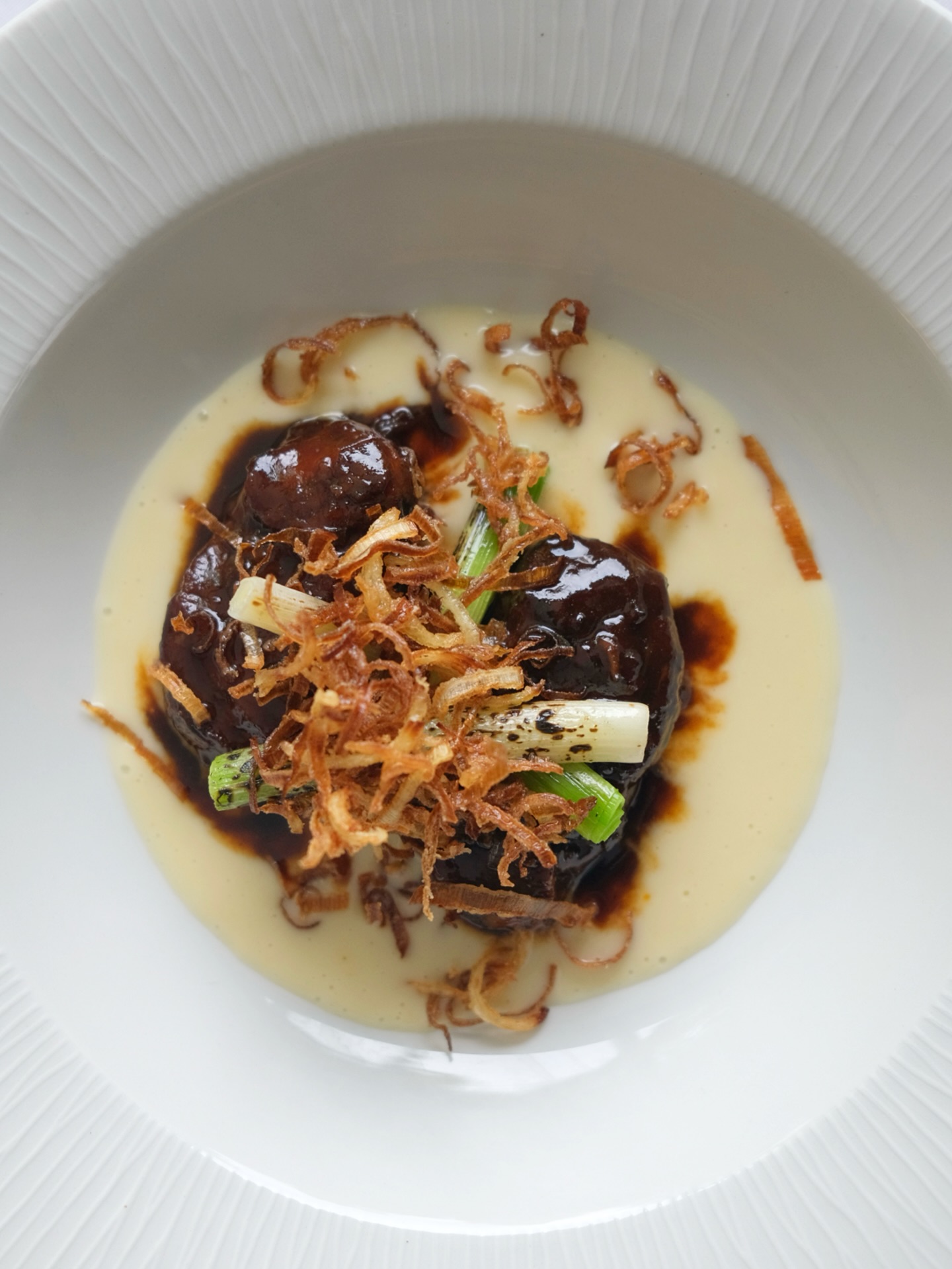 The proof is in the detail, every bite tells the story of our seasonal menu 🍂
Start with braised pork cheek, potato velouté, buttered leeks, crispy leeks, cider jus.
Followed by pan fried cod loin with mussel velouté, pickled mussels, charred baby fennel, oyster leaf.
#autumn #restaurant #cambridge #menu #seasonal
