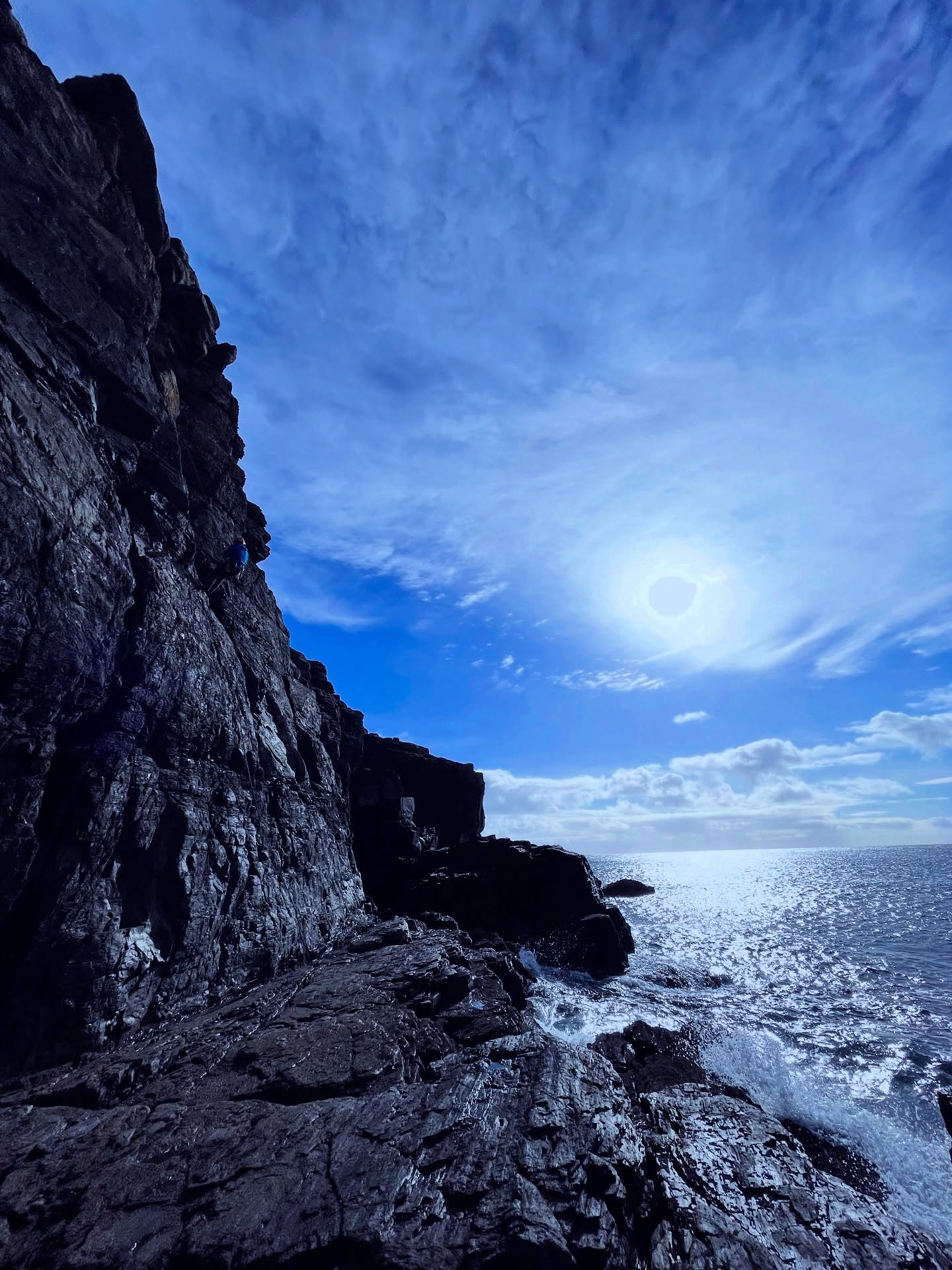 Josh came down with an idea and a vision to become more independent, more confident and leave with an increased understanding of trad climbing. Day 2 of our weekend was to the beautiful Lizard, the seas were becalmed as we headed to the crag for another awesome day #rock #rockclimbing #climb #climbing #cornwall #climb #climbon #adventure #adventurer #mountaintrainingassociation #instructor #explore #challenge #thingstodoincornwall @mt_association @mountainequipment