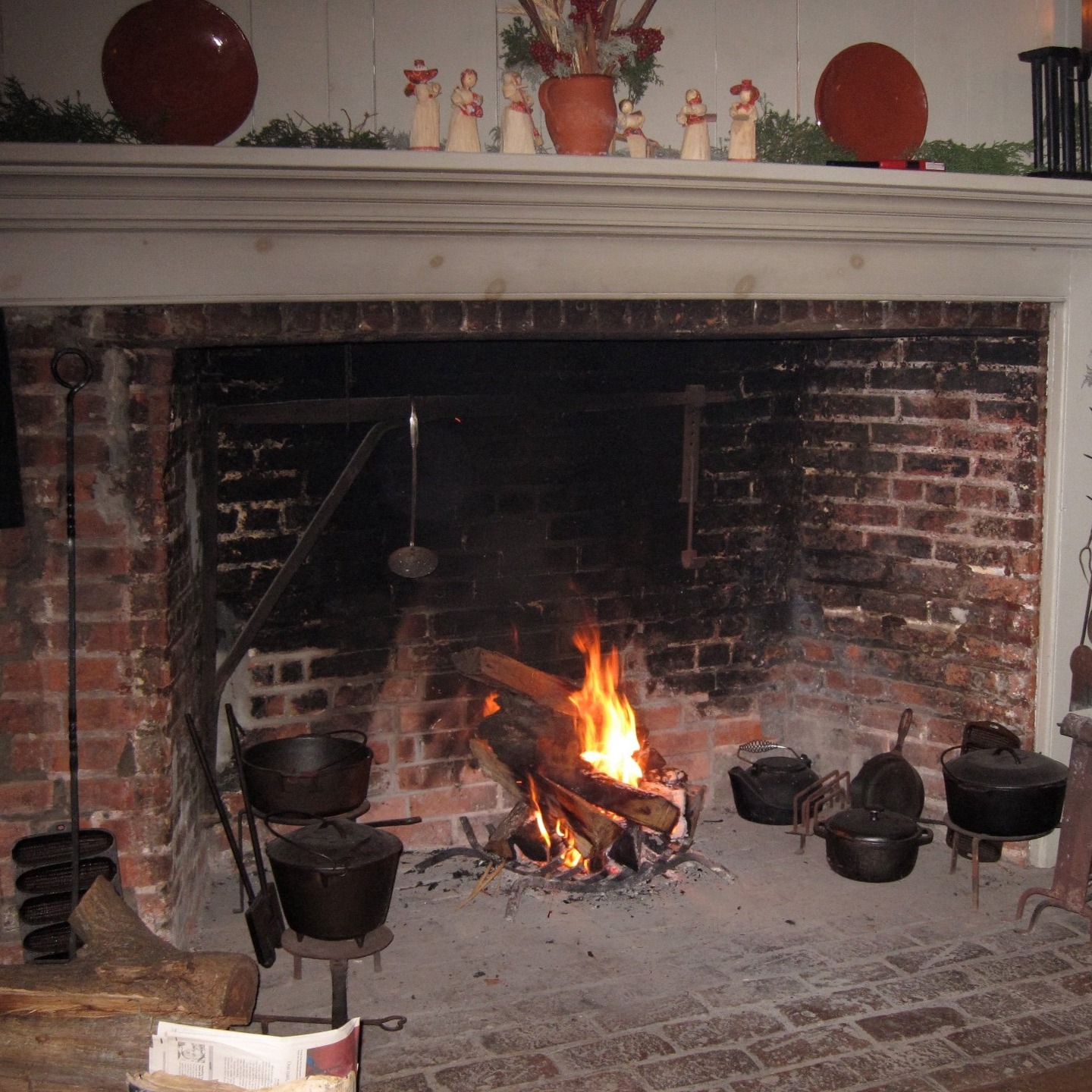 This year’s Candlelight Evening will be a little different, and delightfully so!
Alongside the warm glow of candlelight, the scent of pine and holly, and the charm of our historic tavern dressed in holiday finery, we’re welcoming The Rowdy Bardlings for a night of lively tunes and festive merriment!
Their spirited performance will bring a new kind of joy to this beloved tradition involving drink, song, and a touch of tavern revelry, just as it might have been centuries ago.
Join us for an evening of old-fashioned holiday cheer, music, and merrymaking by candlelight on December 13 from 7 to 10 PM!
Tickets coming soon!