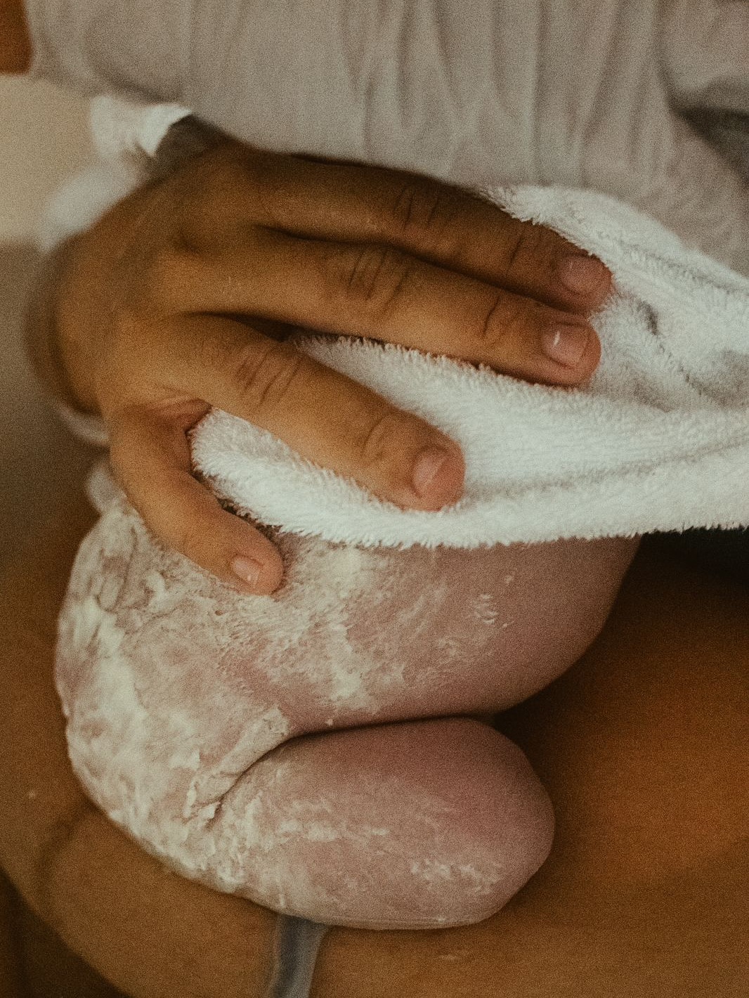 A late night hospital birth. A beautiful boy born in water, surrounded by candle lights. Welcomed with patience, warmth and so much love. - This is how it can also be.
These days I experience so much fear, doubts when it comes to hospital births. So how can you actually prepare for a good birth experience?
🏡 Make your room cozy 🕯️
Bring a soft blanket and a pillow case with you, so you can feel the smell of your home.
Bring fake candles, warm xmas lights. Close the curtains, turn these small, warm lights on and enjoy the coziness.
Use a nice body/massage/essential oil to calm your mind.
If you only do these, trust me it will already make a huge difference!
📚Educate yourself, learn about your options!
If you don’t know clearly what are your go’s and absolutely no’s nobody will really be able to help you. In the delivery room there is often no time, or no attention because you are in the midst of contractions - make sure you learn beforehand about pro’s and cons, side effects, and the domino effect of certain interventions and painkillers. That’s how you will be able to make the best decisions when it’s needed.
👫 Communicate, communicate, communicate
To your partner, to your nurses, to your midwife and or OB. That’s how they can learn about your needs, wishes and boundaries! ❤️
Read this mama’s positive birth experience in the comments! ❤️ - pictures were taken by me and are shared with permission.
