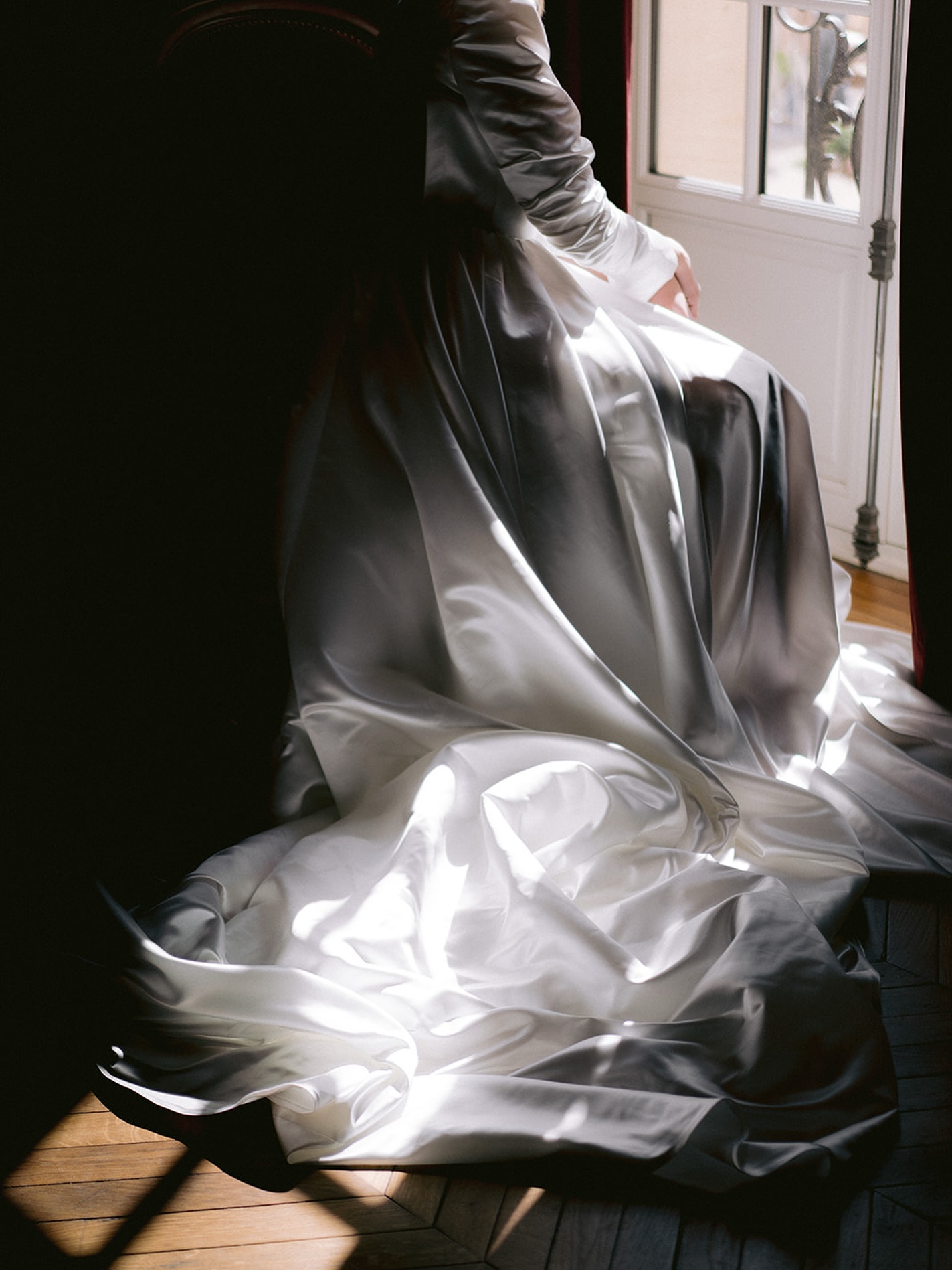 On a very rainy and stormy wedding, I (re)discovered shadows and the delicateness of a contrasted painting-like photo. Those images add an extra layer of the story, highlighting through shades the details of a satin dress or the quiet calm of the atmosphere of a wedding morning. They also give to the couple photos a timeless look I deeply love.
Venue @chateau_nainville_les_roches
Modèle @lagratiot
Dress @aksel.wedding.dress
Wedding planner @cassandra_weddingplanner
___
#chateaudenainvillelesroches #editorialwedding #editorialweddingphotographer #destinationwedding #destinationweddingfrance #weddingdetailshot #weddinginfrance