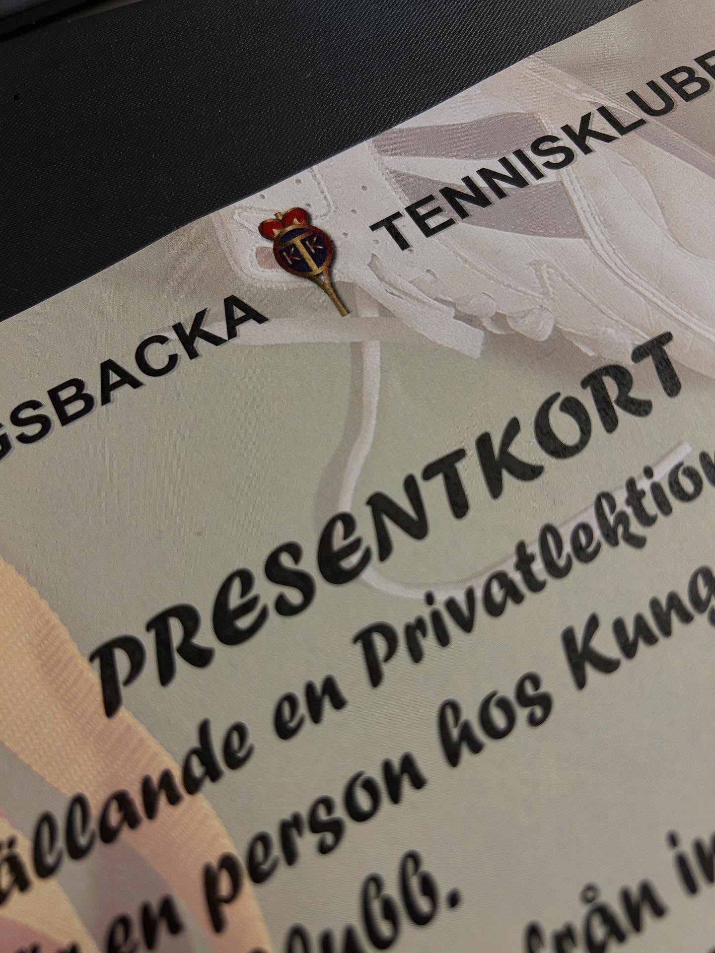 Fars dag söndag 9/11! 🎁
Låt oss hjälpa till med presenten.
🎾 Privatlektion 700 kr
🎾 KTK mössa 299 kr
🎾 KTK keps 199 kr
🎾 KTK kaffemugg 299kr för två stycken
🎾 KTKs klubbkläder från Nike
🎾 Racket, skor, väskor mm
Välkomna upp så hjälper vi er! Vid köp över 500 kr så ingår ett bollrör.