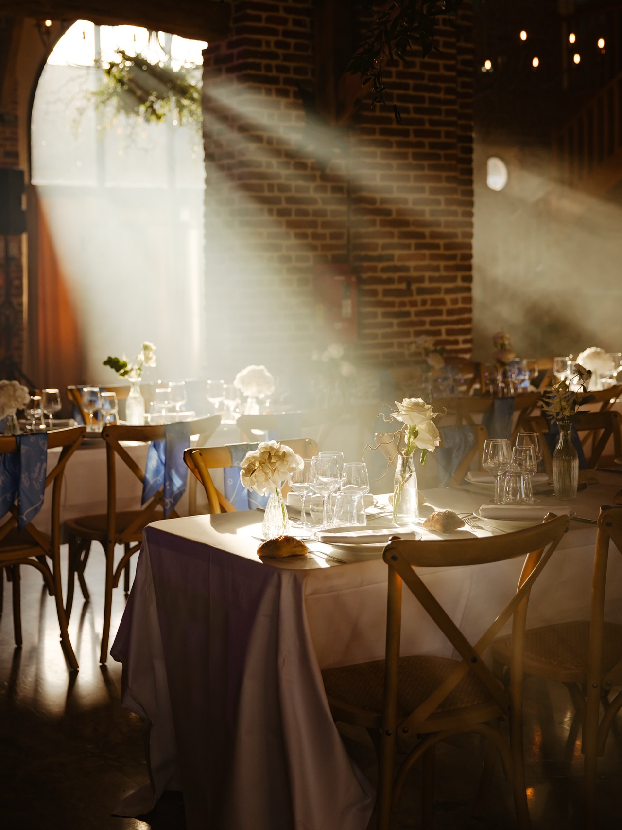 Parce que la photo, c’est une question de timing (et un peu de chance) 🍀
Parfois, tout s’aligne sans qu’on l’ait prévu : la lumière, l’ambiance, le décor.
Ce jour-là, la lumière est tombée pile au bon endroit, au bon moment. Venant sublimer plus que je ne l’espérais la salle du @ledomainedelatraxene 😍
On parle souvent de technique, de matériel, de réglages… Mais la vérité, c’est que la photo, c’est aussi savoir saisir la chance quand elle passe !
———
#domainedelatraxenne#melanievauryphotographe#photographemariageoise#decorationmariage