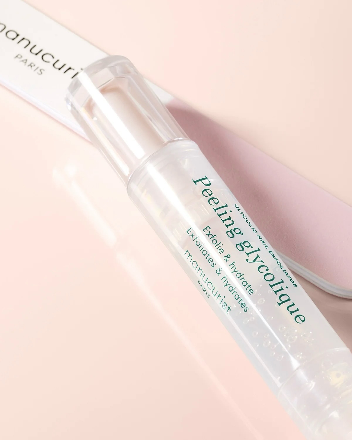 / Un petit coup d’éclat sans passer par la case vernis ? ✨
Le Glossy Booster Duo @manucurist nourrit, renforce et fait briller les ongles naturellement 💅
On adore ce rendu propre et ultra-glossy, parfait pour une pause soin entre deux manucures 💚
.
.
.
.
.
.
.
.
.
.
#manucurist #onglessains #greenbeauty #beautenaturelle #soindesongles #manucurenaturelle #onbs #onglesbrillants