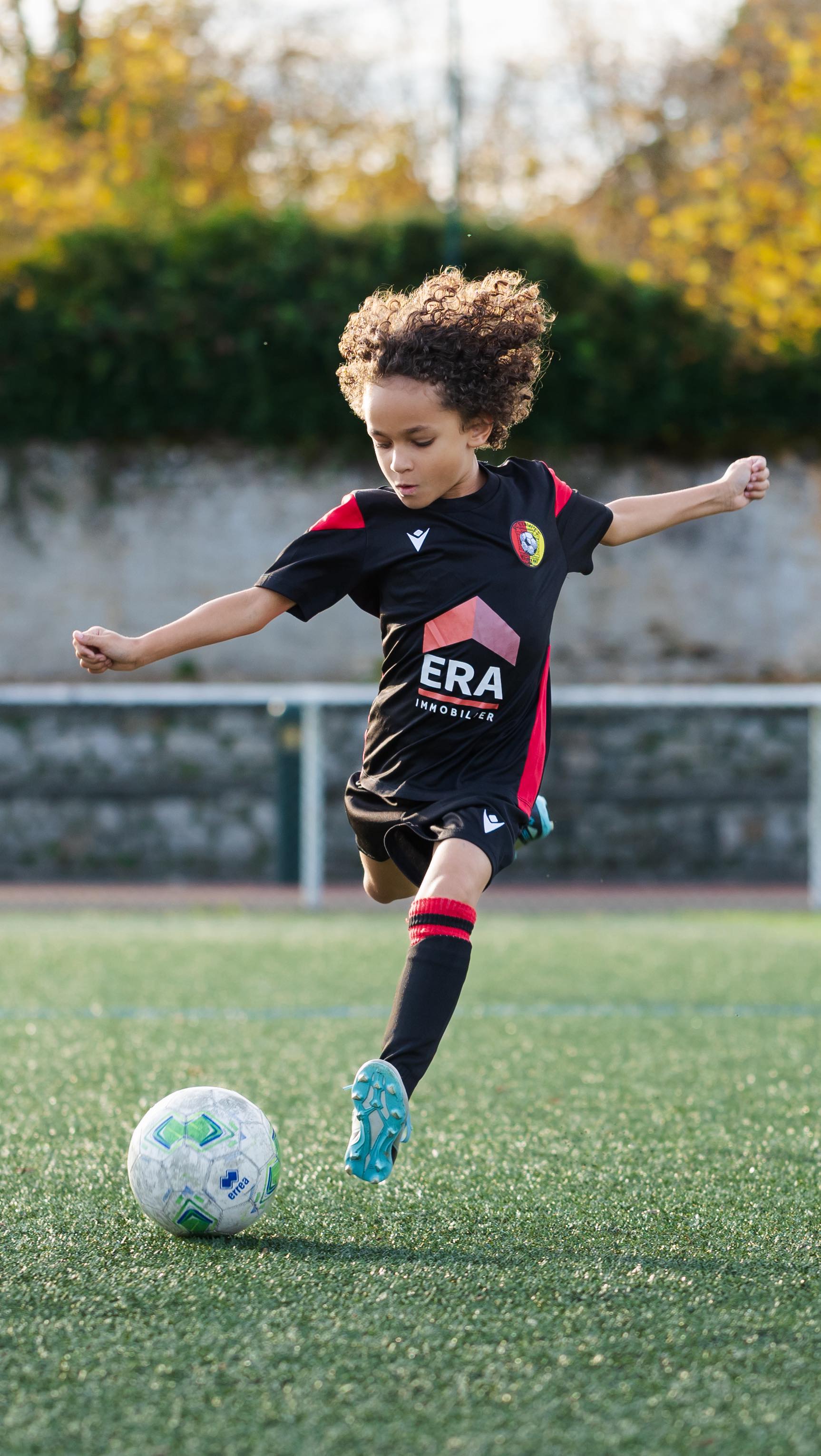 Derrière chaque club, il y a des jeunes passionnés, des éducateurs investis et une vraie famille 🔴🟡
Fier d’avoir collaboré avec le @fc.etampes_officiel pour mettre en lumière leur travail et leur passion du jeu ⚽️