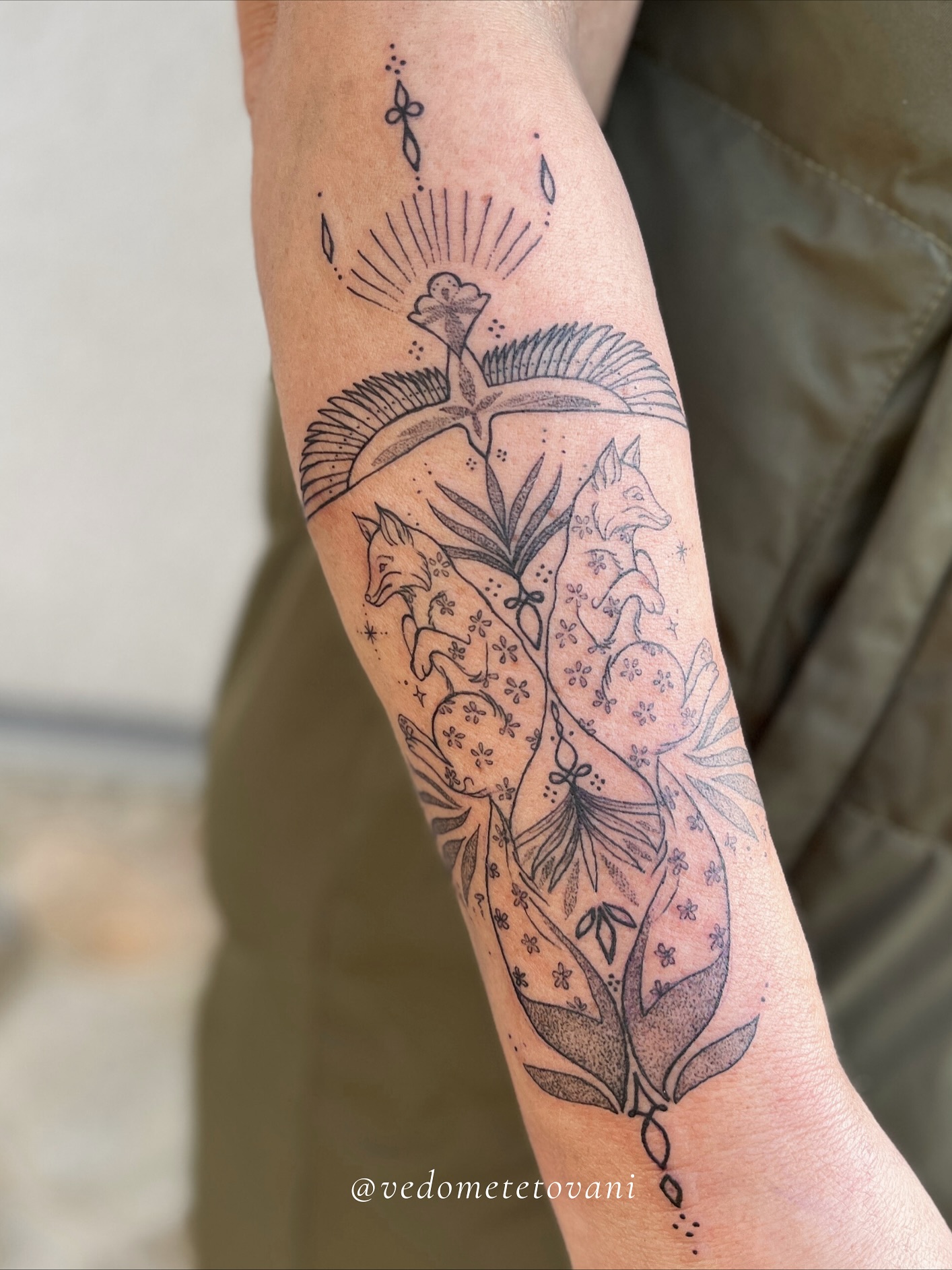 Minulý týden jsem sebe i Klárku potěšila těmito liškami, které čekaly jako jeden z volných návrhů na svého majitele.
Baví mě, co společně s vámi a vašimi příběhy do prostoru přichází a je to pro mě čistá radost. 🖤
Děkuju za to.
Aktuálně objednávám termíny na leden 2026 a dál ❤️ Ach když se podívám na všechny ty jména ve své tabulce na spolupráce za každým se mi vynoří příběj, téma, otisk... který Vám zůstává nejen na kůži a mě v srdci...
#vedometetovani