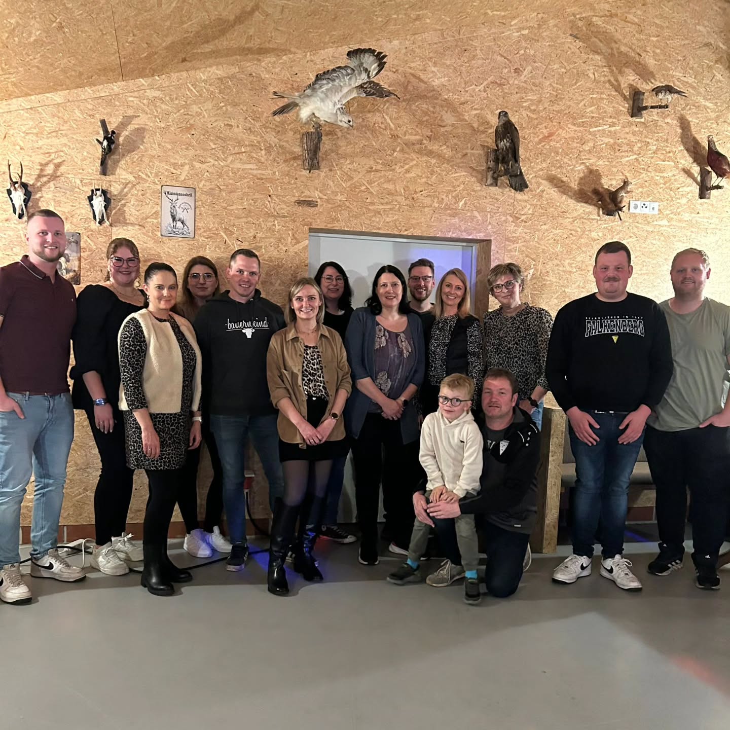 Die Kehrseite der Baumpflanz-Challenge 🌳
Manchmal lässt der Stress im Ehrenamt kaum Zeit für andere Dinge – so hat es auch der Vorstand des TuS Falkenberg verpasst, rechtzeitig einen Baum zu pflanzen.
Nominiert wurden wir übrigens von unserer Volleyballmannschaft.
Natürlich ließen wir uns nicht lumpen und haben die „Bestrafung“ am Wochenende umgesetzt: Statt zur Schaufel zu greifen, haben wir die Mannschaft zu einem gemütlichen Abend eingeladen.
Das Ergebnis? Jede Menge Spaß, gute Gespräche und ein rundum gelungener Abend!