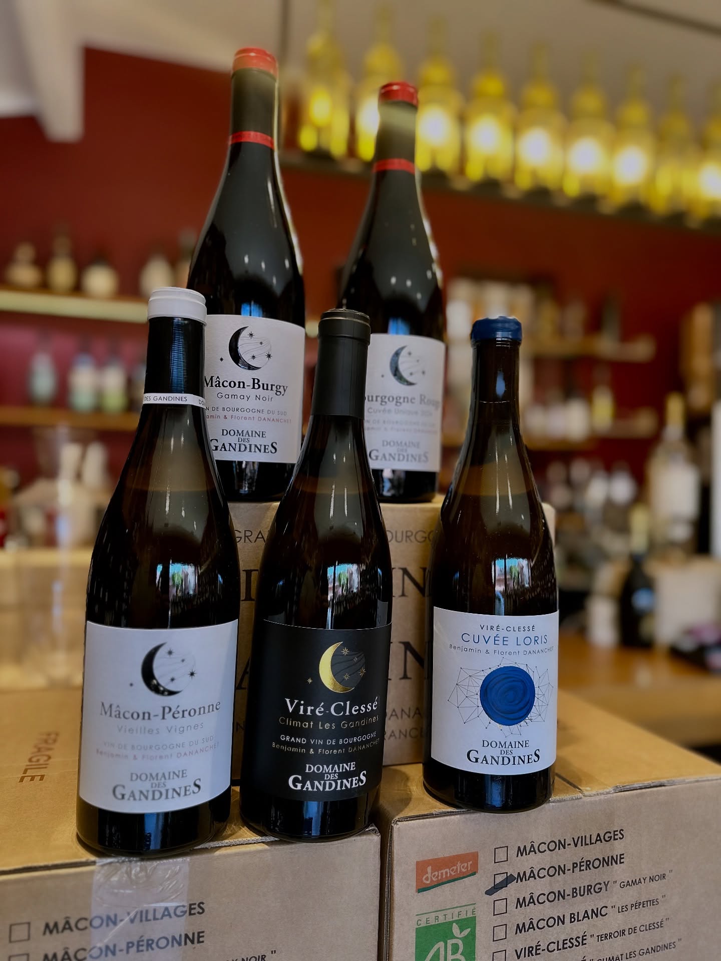 Et biiim !
Et on applaudit encore un nouveau domaine @lapauleecannes !
Domaine de Gandines à Clessé!
2 frères, Benjamin et Florent Dananchet qui produisent des vins gourmand et plein de vie.
Découvert @millesime_bio en février, j’ai enfin pu rentrer les vins dans la nouvelle gamme !
Très très content !
La cuvée Lloris bien sûr , mais aussi le Macon rouge Burgy Gamay noir et leur pinot exceptionnel.
C’est beau, c’est bon et c’est bio.
#pinotnoir #chardonnay #gamay
#cannes #marcheforville
#caviste #viréclessé