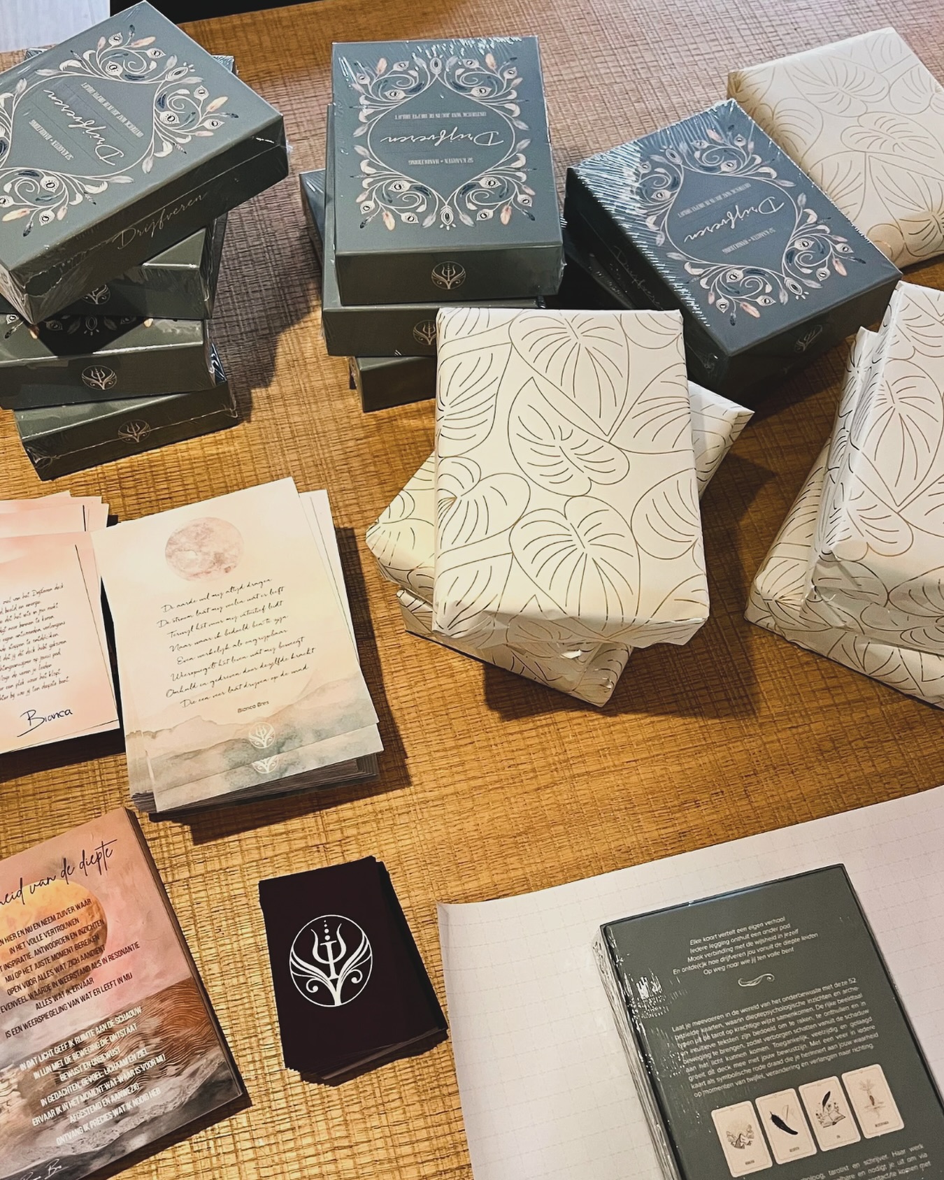 Drijfveren inpakken voor de feestdagen 🎁
Want wat is er nou leuker om te geven of te krijgen dan een prachtig kaartendeck? 🪶
Dus wil jij iemand (vergeet jezelf niet!) blij maken voor de feestdagen? De hele maand november wordt het Drijfveren deck mooi ingepakt met allemaal leuke goodies erin 💖 Zodat hij direct in de schoen, in de zak, onder de boom, of waar je hem dan ook maar hebben wil kan 💫
Oh, en wil je zeker weten dat het op tijd in huis is voor de feestdagen: wacht dan niet tot het allerlaatste moment met bestellen. De postbode zal het de komende periode ongetwijfeld heel druk krijgen.
Want ja, Black Friday komt er natuurlijk ook weer aan. Ben je aan het wachten met bestellen tot er een deal komt? Dan kun je lang wachten 😂 Die komt er namelijk niet.
Een indie deck (in eigen beheer) maken en uitgeven is een intensief en duur proces en er zit (daardoor) nauwelijks marge op. Tegelijkertijd zijn er geen concessies gedaan. Dat maakt het tot een kwalitatief hoogwaardig deck: qua inhoud, uitvoering en materiaalkeuze. En ja, daar hangt een prijskaartje aan. Die het overigens meer dan waard is!
En in november komt daar dus ook nog een mooie cadeauverpakking (met daarin leuke goodies) omheen. Heb je toch nog een deal 😉
Bestellen kan via de website (link in bio) 💫
#tarotnederland #kaartendeck #drijfveren #dieptepsychologie #creatiekracht