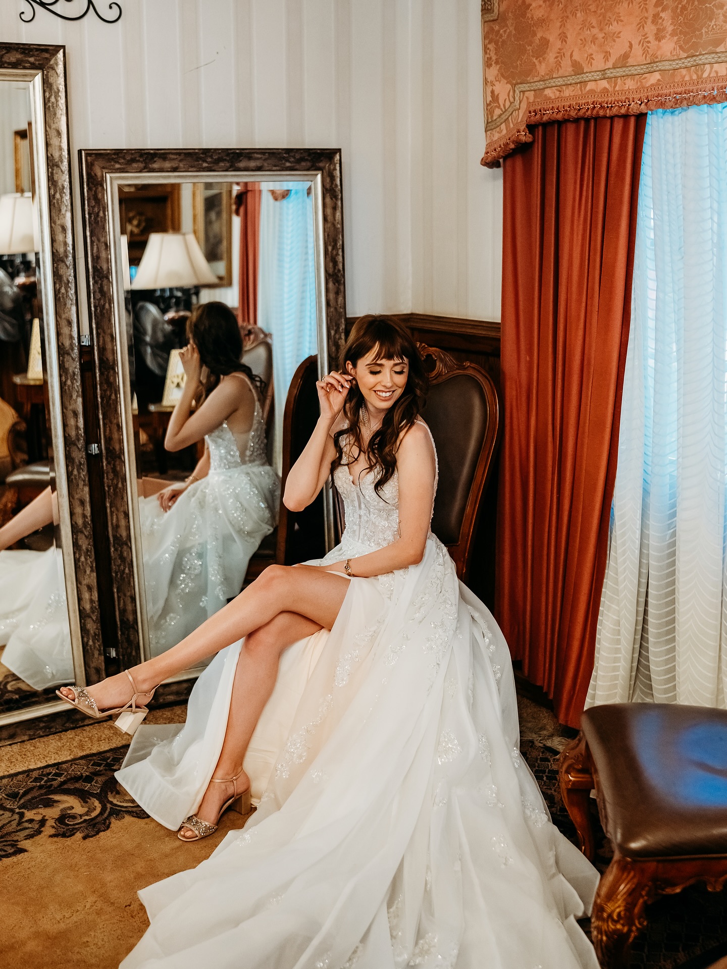 Let’s take a moment to admire this beautiful bride and her gorgeous gown 😍
.
.
#arizonaweddingphotographer #azweddingphotographer #wedding #weddingphotography #weddingday #weddingphoto