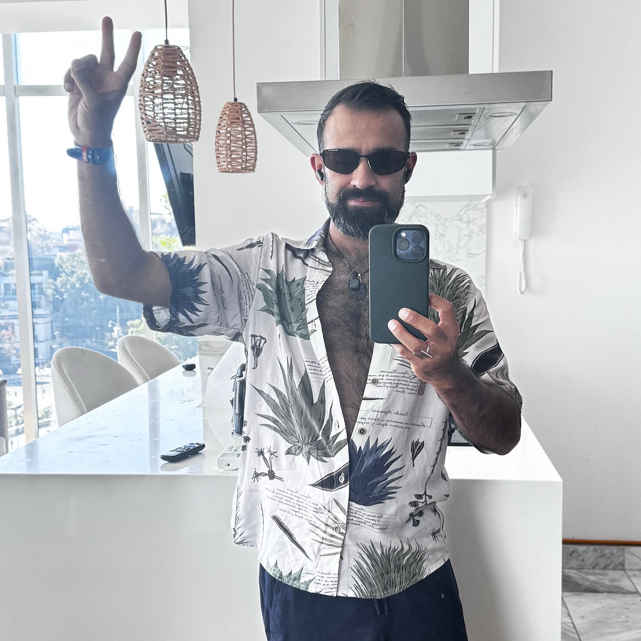 Sprouting 🌱. Maguey or Agave is a spirit plant here in Mexico 🇲🇽, symbolizing nourishment and transformation. Since arriving, I’ve endowed my magical #yoga #breathwork #quantumhealing practice to hundreds of people here - helping them sprout as I do, with love and compassion, and I’m finally feeling rooted in fresh soil 🙏 . Thank you #méxico #cdmx @somabreath @gita.studio.mx for being my spirit guides on this epic rebirth, and voyage to being limitless 💫.