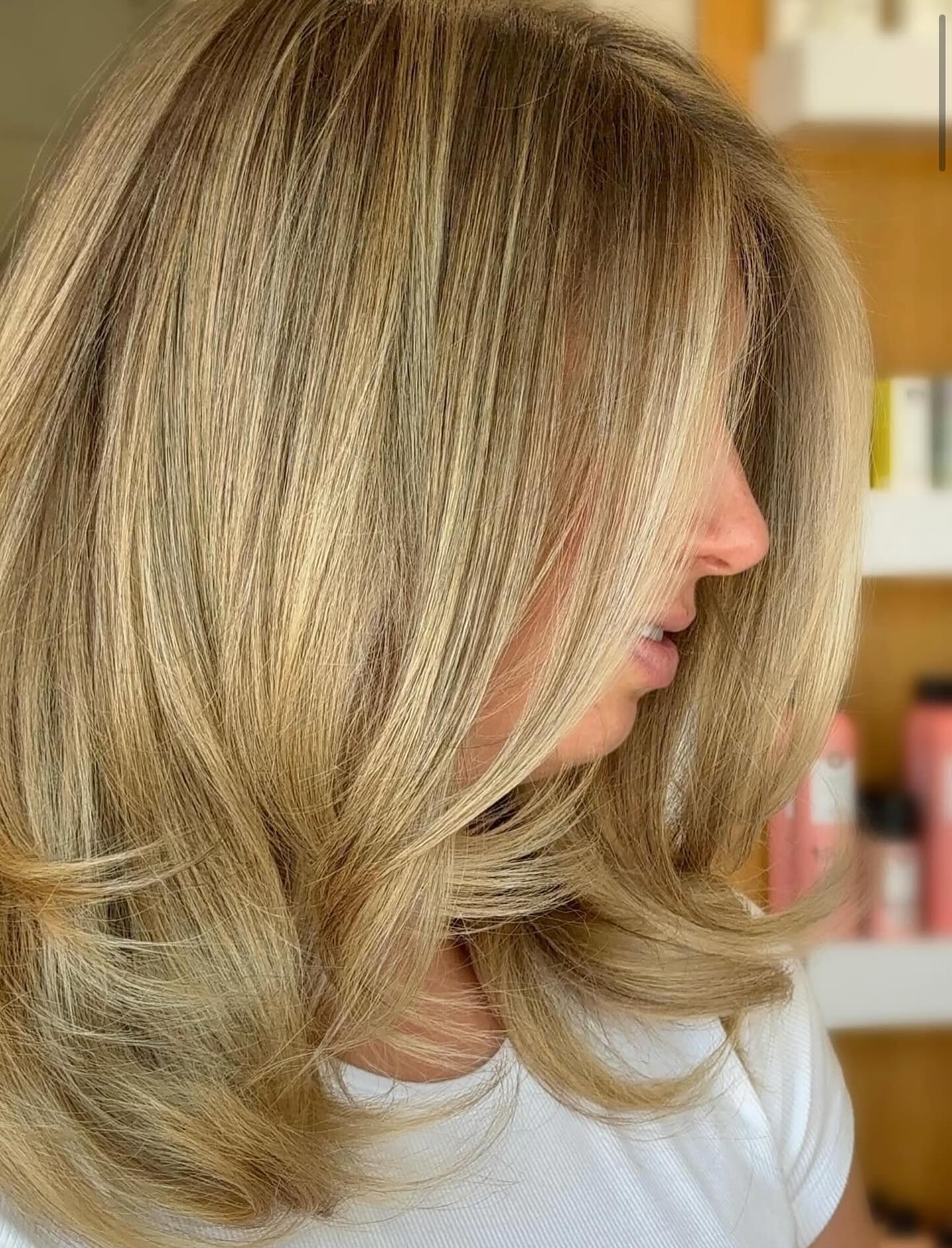 It's giving Rachel Greene and we are here for it 💁🏼♀️
Want a seamless blonde with dimension then Orla could be your new go to gal.
📆 click that link in bio for reservations
#yqr #yqrhair #yqrhairstylist