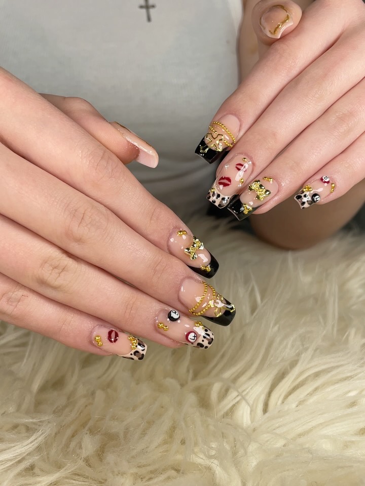 Kunstvolle Nägel mit Liebe zum Detail 💅
Bisschen Farbe, bisschen Gold, viel Liebe!
Einfach mal was anderes!
💌 Du willst auch so coole Nägel? Einfach melden!