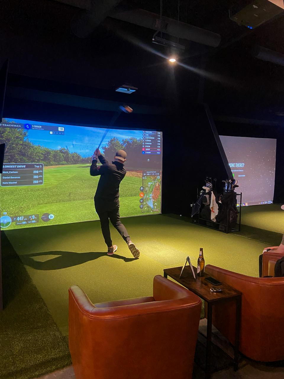 The days are getting shorter and the air is getting chillier. @netpar_golf helps you perfect your swing, no matter the weather outside!🏌️❄️