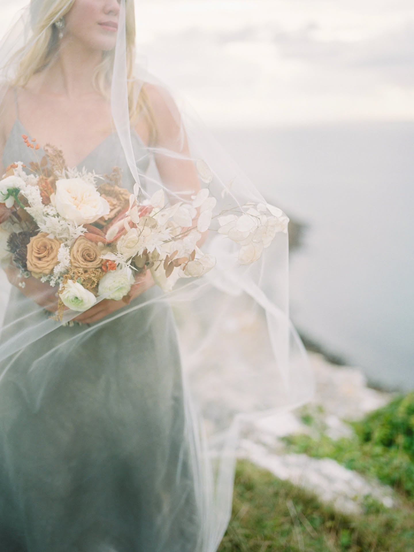 Was thinking about this today whilst the studio was filled with cold north light...
A cold still day on Portland.... with besties..
Shot by @imogenxiana
#Dorsetflorist #dorsetwedding #portland
#bridalbouquet #fineartflorist #fineaetphotography