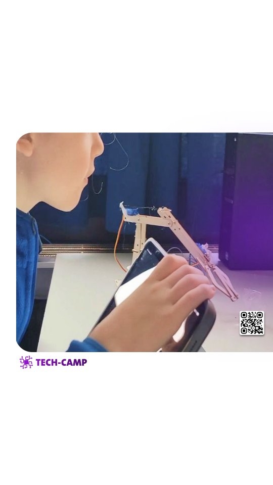Ein echter Blick in die Zukunft der Industrie 🤖
Ein Jugendlicher steuert seinen selbst entwickelten Roboterarm live über eine Online-Verbindung – wie in einer echten Smart Factory!
⚙️ Hier werden nicht nur Technik und Programmierung trainiert, sondern auch Kommunikation, Problemlösung und Teamarbeit. Genau die Softskills, die in modernen Berufsfeldern gefragt sind.
#Berufsorientierung #MINT #Robotik #SmartFactory #FutureSkills #Teamarbeit #Innovation #Technikbegeistert #Automation #Jugendforscht