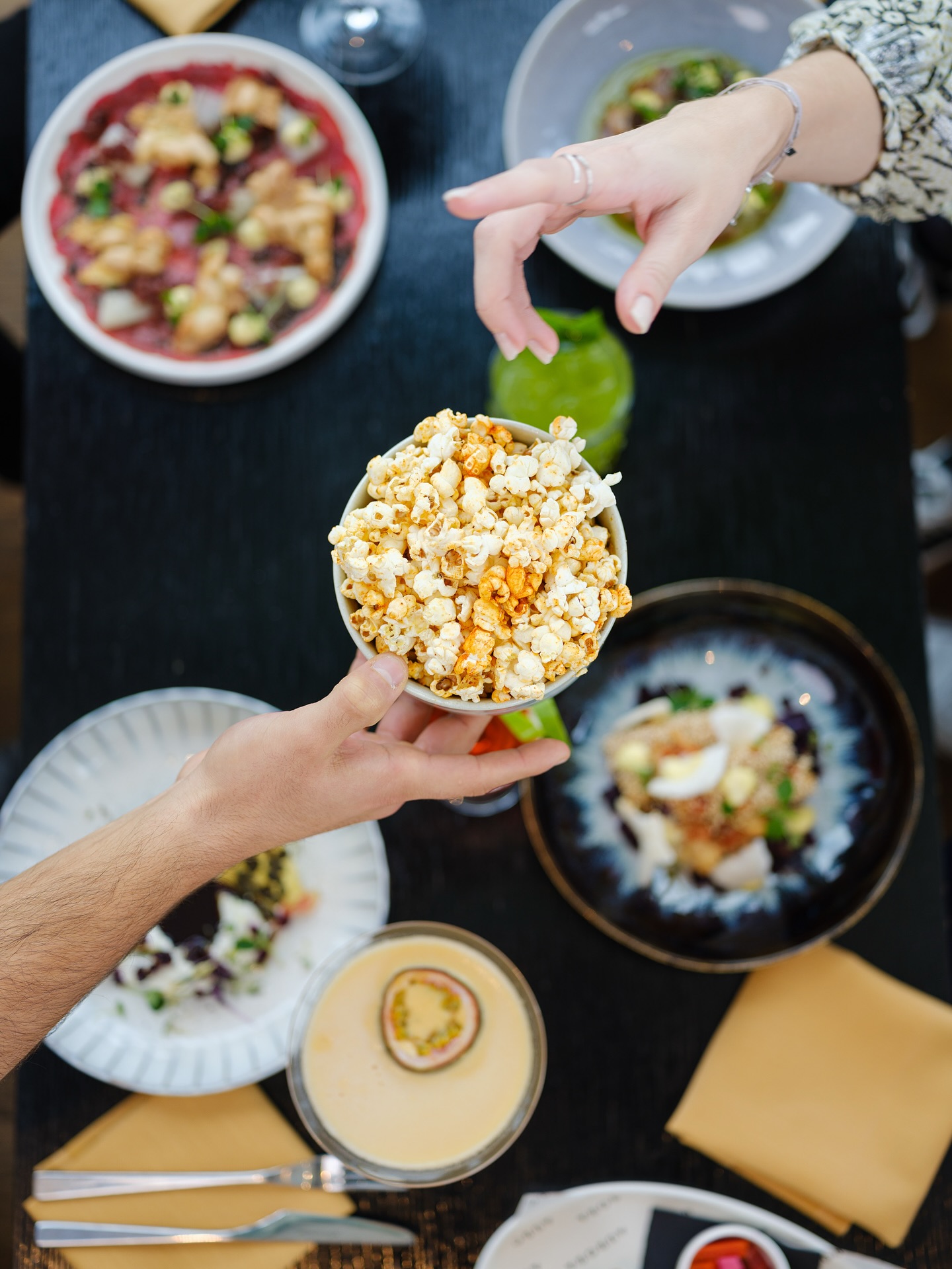 Golden hour, good vibes, and even better snacks. At Aurora Rooftop Bar, every bite is a moment worth sharing. Whether it’s popcorn passed across the table or cocktails under the sky – this is where evenings begin. ✨
#aurorarooftopbar #cocktails #viennaviews