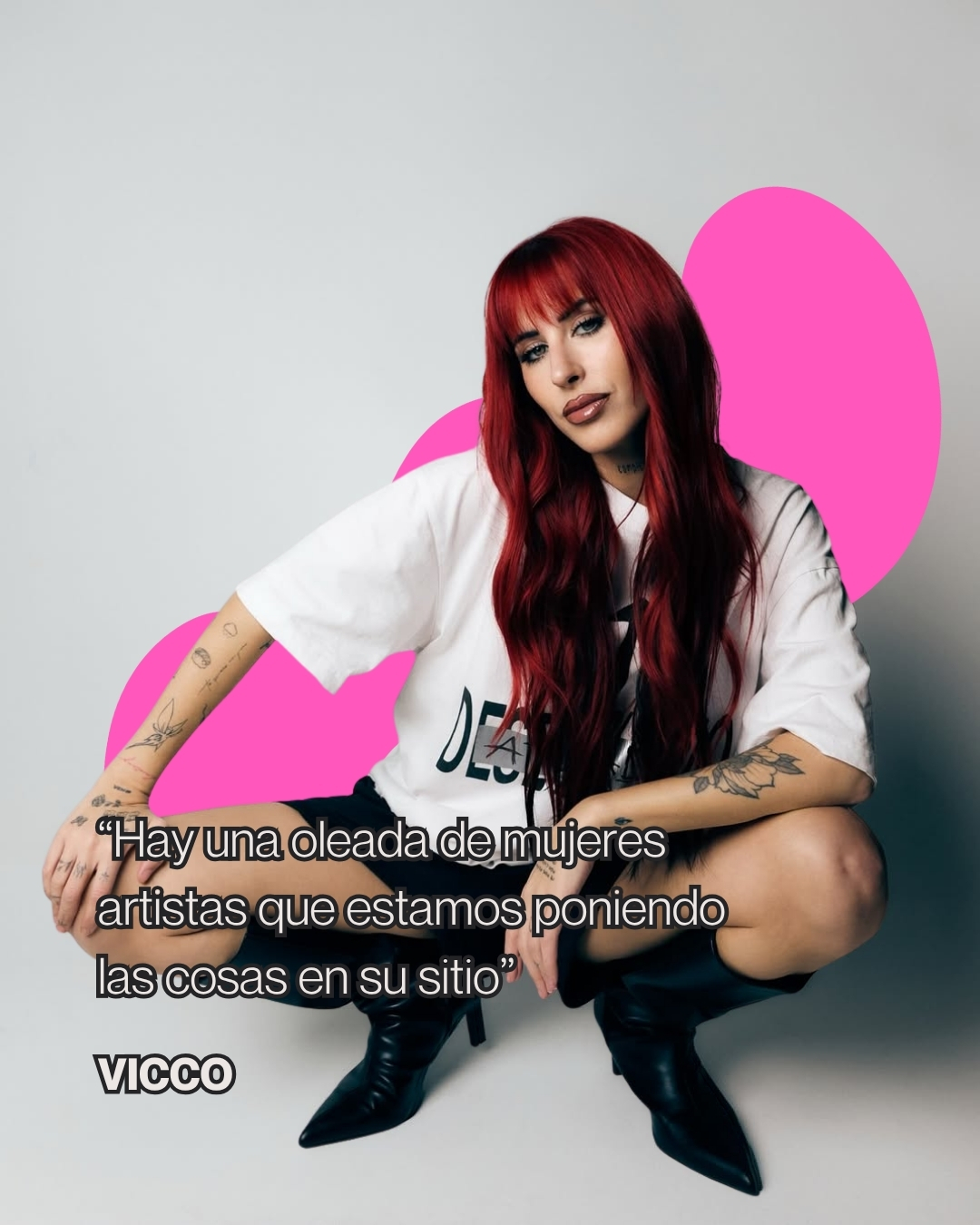 Recientemente Vicco contó en una entrevista que durante sus primeros años componiendo para otros artistas, se encontraba con que su voz no siempre era valorada. La industria, mayoritariamente masculina, cuestionaba si era productora o compositora, y al mismo tiempo exigía un estándar casi imposible: estar perfecta, cantar, bailar y producir todo a la vez.
Pero Vicco destacaba que esta dinámica está cambiando. Cada nueva generación de mujeres que llega a la música aporta confianza, poder de decisión y libertad creativa, y ella misma se siente parte de esa ola que está “poniendo las cosas en su sitio”. Para Vicco, el feminismo en la música no se reduce a un discurso: es visibilidad, es autoría, es poder crear sin que te cuestionen cada paso.
En su nuevo capítulo creativo, Vicco se conecta consigo misma, con su identidad y con su música, y deja claro que ser mujer en la industria ya no es un límite, sino una fuerza transformadora.