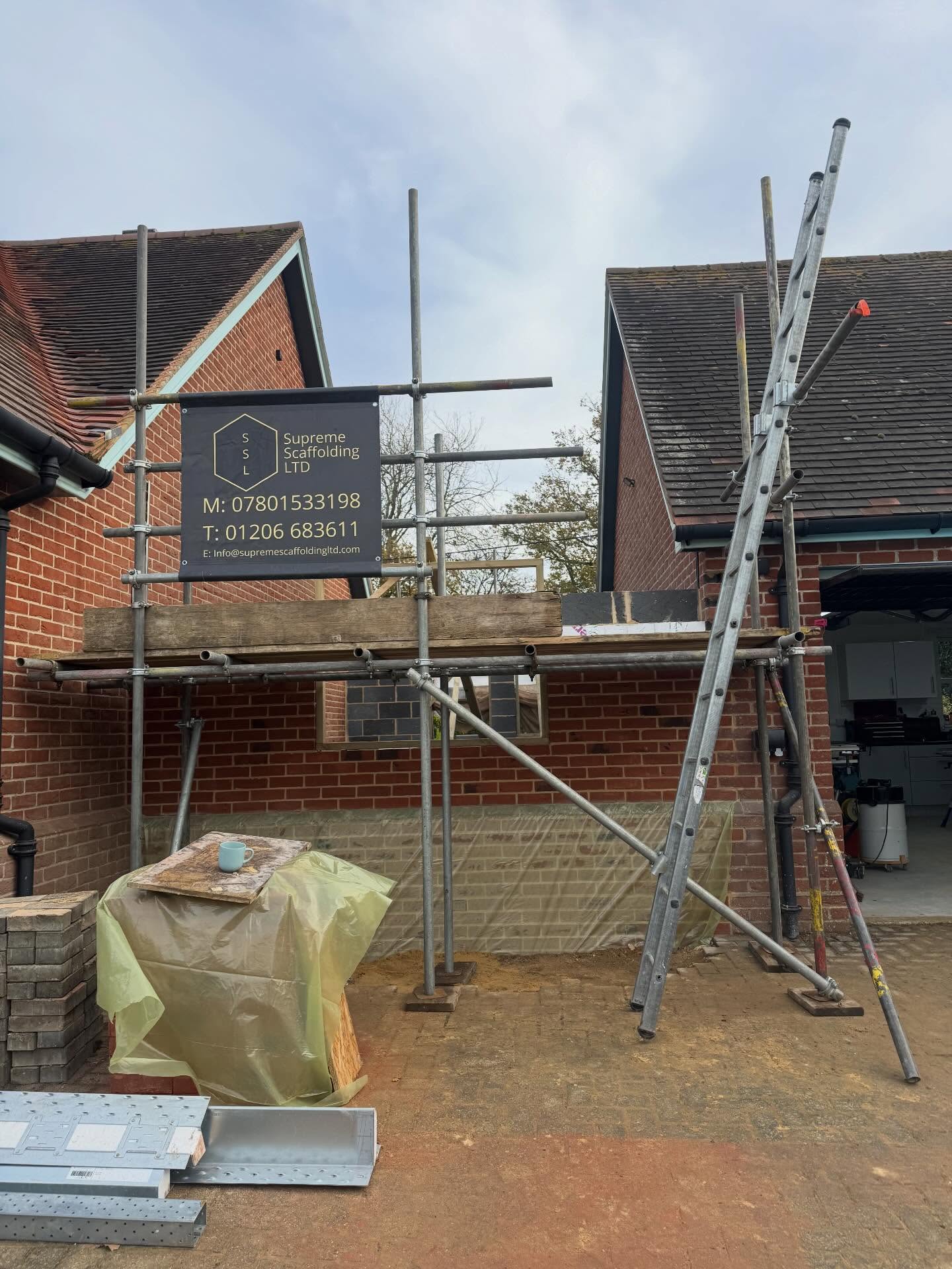⭐️2, 13ft sections erected recently in Cornard for one of our repeat builders to allow them to carry on bricking before we come back for another lift for the roofers⭐️