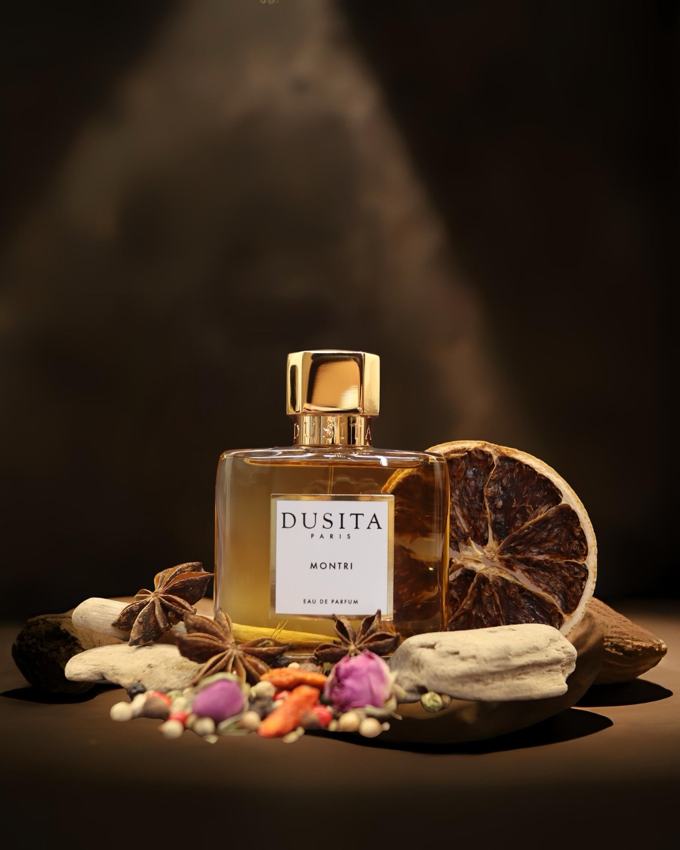 âMONTRI Ăš il mio omaggio alla vita di un poeta, mio padre. Sulla sua scrivania c'era solo l'essenziale: un quaderno, inchiostro e talvolta un libro di poesie. Quella scrivania era il suo santuario, il luogo dove trascorreva infinite ore cercando di esprimere un mondo di emozioni. Con uno spirito simile, volevo che MONTRI riflettesse una moltitudine di sentimenti attraverso alcuni dei materiali piĂč raffinati ed espressivi della profumeria, tutti assolutamente fondamentali per la composizione."
CosĂŹ Pissara Umavijani, fondatrice di Parfums Dusita, descrive questa incredibile fragranza dedicata a suo padre, il grande poeta Montri Umavijani.
đđđđđ đđđđđđ đđđđđ - đđȘđŽđ”đłđȘđŁđ¶đ”đ°đł đąđŻđ„ đđ„đ·đȘđŽđ°đł
đđȘđ€đ©đŠ đđąđłđ§đ¶đź - đđŹđȘđŻ đ€đąđłđŠ - đđ°đźđŠ đ§đłđąđšđłđąđŻđ€đŠđŽ - đđłđąđŻđ„ đđčđ±đŠđłđȘđŠđŻđ€đŠ - đđ¶đŽđ”đ°đźđȘđŽđŠđ„ đ±đłđ°đ„đ¶đ€đ”đŽ
.
.
.
#nicheperfume #perfume #fragrance #Dusita #Montri