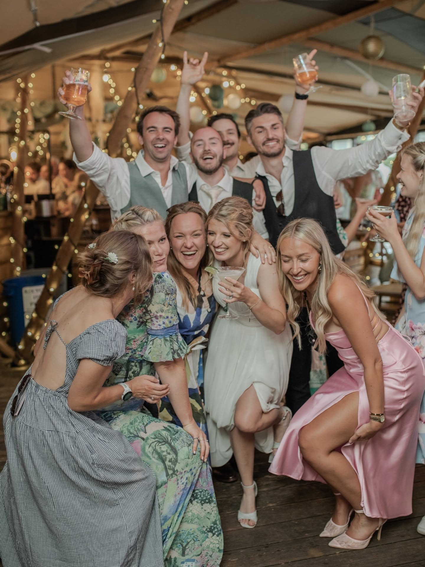 Evening shenanigans at @hadsham.farm.weddings 🪩💃🏻🕺🏻
#ukweddingvenue #ukweddingphotographer #cotswoldwedding #cotswoldweddingphotographer #oxfordshireweddingphotographer #gloucestershirephotographer #gloucestershireweddingphotographer #hadshamfarmwedding #hadshamfarmweddings #weddingevening #dancing