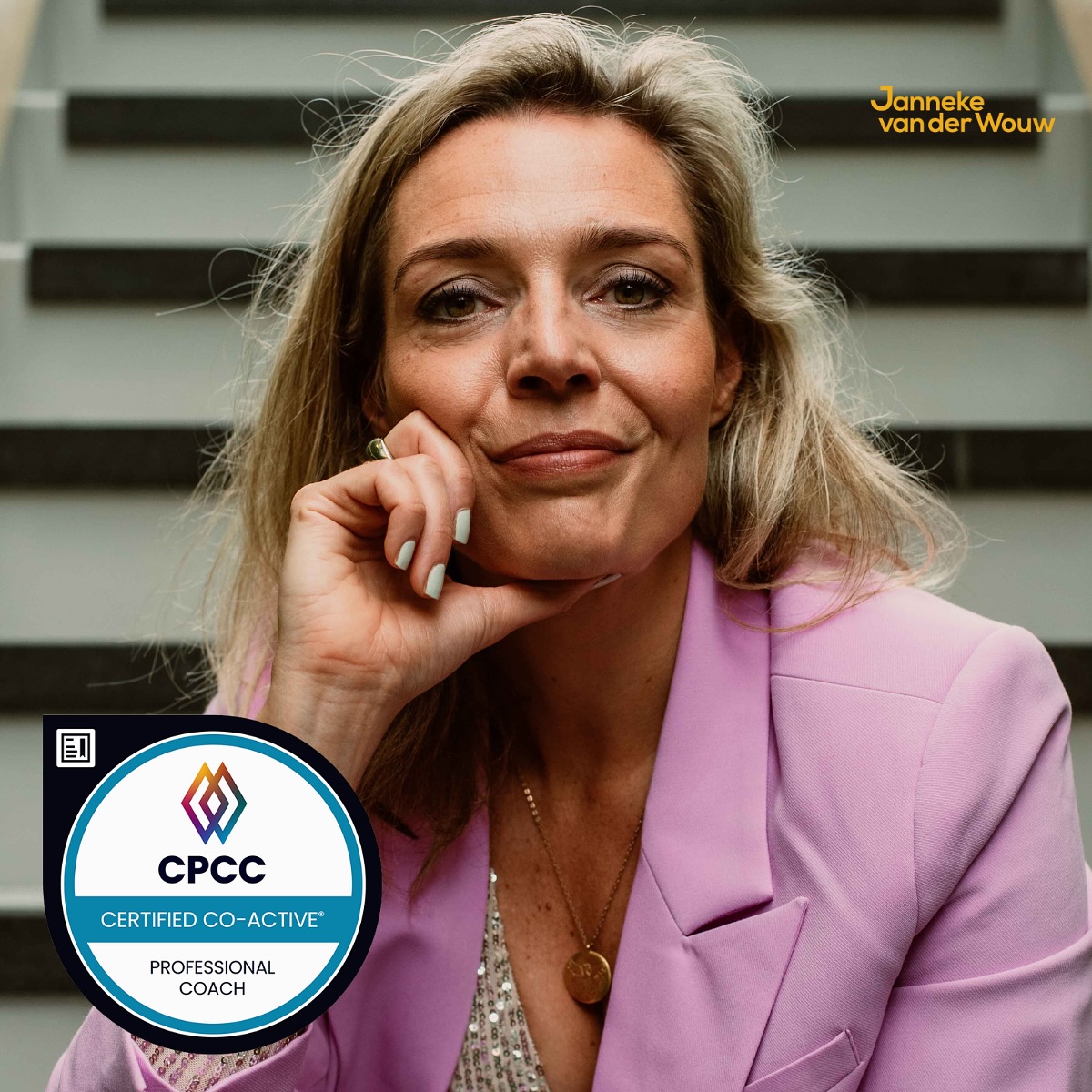 Celebrate with me!Ā š Ik ben officieel Certified Professional Co-Active Coach (CPCC)!
Tijdens mijn examen was ik ingedeeld bij een examinator met jarenlange ervaring. Grote bril met zwart montuur. Een krachtige coach die de methode tot in de finesses beheerst.
En ik zag het deel in mij geactiveerd worden wat het beste meisje van de klas wil zijn, die alles goed wil doen. Dus ik coachte haar keurig volgens de boeken.
Maar terwijl ik haar observeerde in onze sessie, merkte ik: āik zie haar in rondjes draaien in haar ratio en intuĆÆtie. Het spat er af wat haar werkelijke verlangen is. Zou ze dit doorhebben? Ga ik haar dit spiegelen? Of is dat too much?ā
Ik voelde de twijfel, ademde diep in en besloot: Iām living the brand, girl! Ik laat braaf los en ga voor eerlijkheid en lef. Niet gehecht aan het resultaat. Niet laten leiden door de angst van het falen van mijn examen. Maar vanuit vertrouwen dat ze dit van mens tot mens kan horen. En dat ik het wel zal uitvogelen als het niet landt š
Ze slikte even. Keek me indringend aan. Haar gezicht brak open en er kwam een grote glimlach op haar gezicht: āthank you, this is a new perspective for meā.
Dat moment voelde als een bevestiging. Niet alleen in mijn skills, maar in mijn persoonlijke leiderschap. Zo dankbaar: dit intensieve certificering traject (wat je kunt doen na een coach opleiding) heeft me vooral de verankering en verdieping gegeven.
Ook in mijn methode van leiderschap coaching en in mijn missie: gedreven professionals helpen leiderschap te nemen over hun energie, zodat je nog meer impact maakt en voldoening ervaart. Want als we dat allemaal doen ziet de wereld er een heel stuk positiever uit ā¤ļøāš„
En ja, bij deze stap hoort ook een nieuw hoofdstuk:
š Vanaf november gaan mijn tarieven omhoog.
Om mijn CPCC badge te vieren biedt ik nog 2 plekken voor mijn 1-1 programma aan tegen het oude tarief. Stuur me een DM, dan kijken we of het matcht.