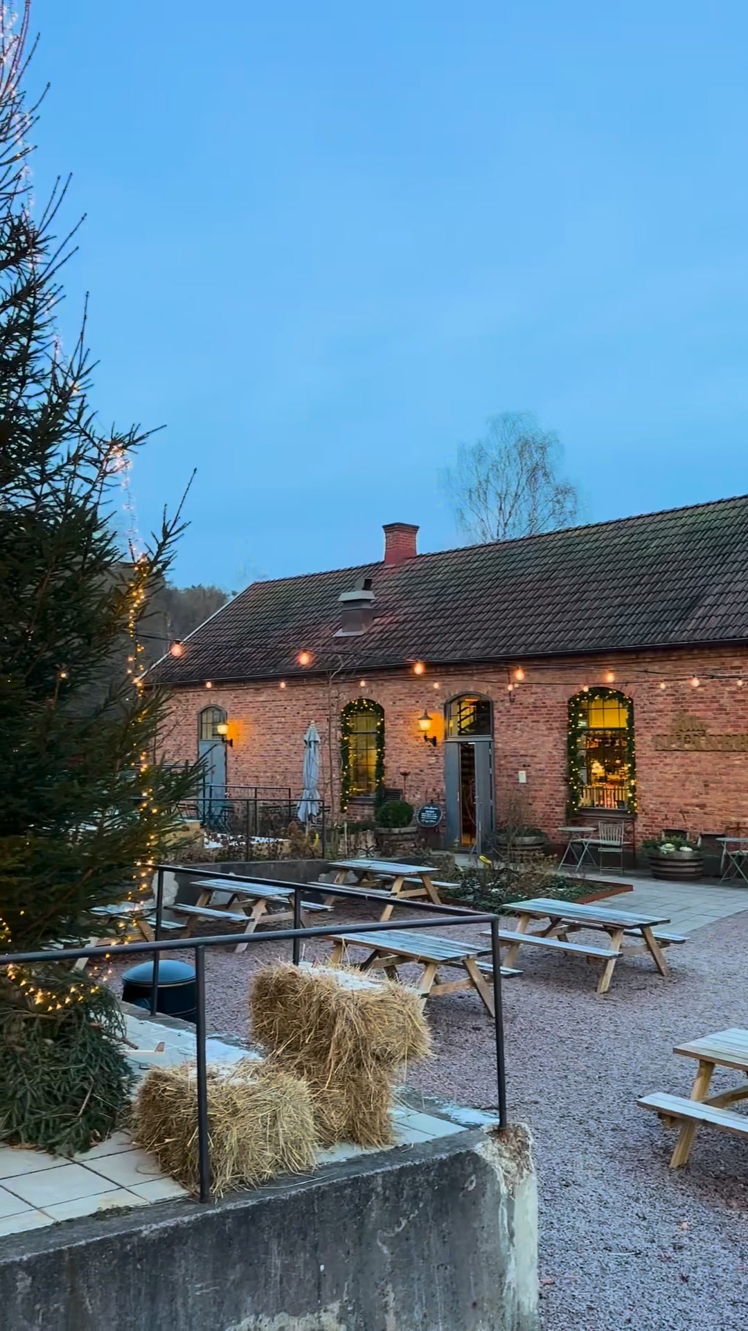 Jul på spinneriet 🎄
Från och med den 15/11 till och med den 21/12 slår dörrarna till ”Jul på spinneriet” upp!
Varje helg händer något i julens anda, det är allt från livemusik och pop-up butiker till brända mandlar och glögg🌟
Ta med vänner och familj för att fira in julen!
#julpåspinneriet #smultronställe #spinnerietilindome #julkänsla #utflyktigöteborg